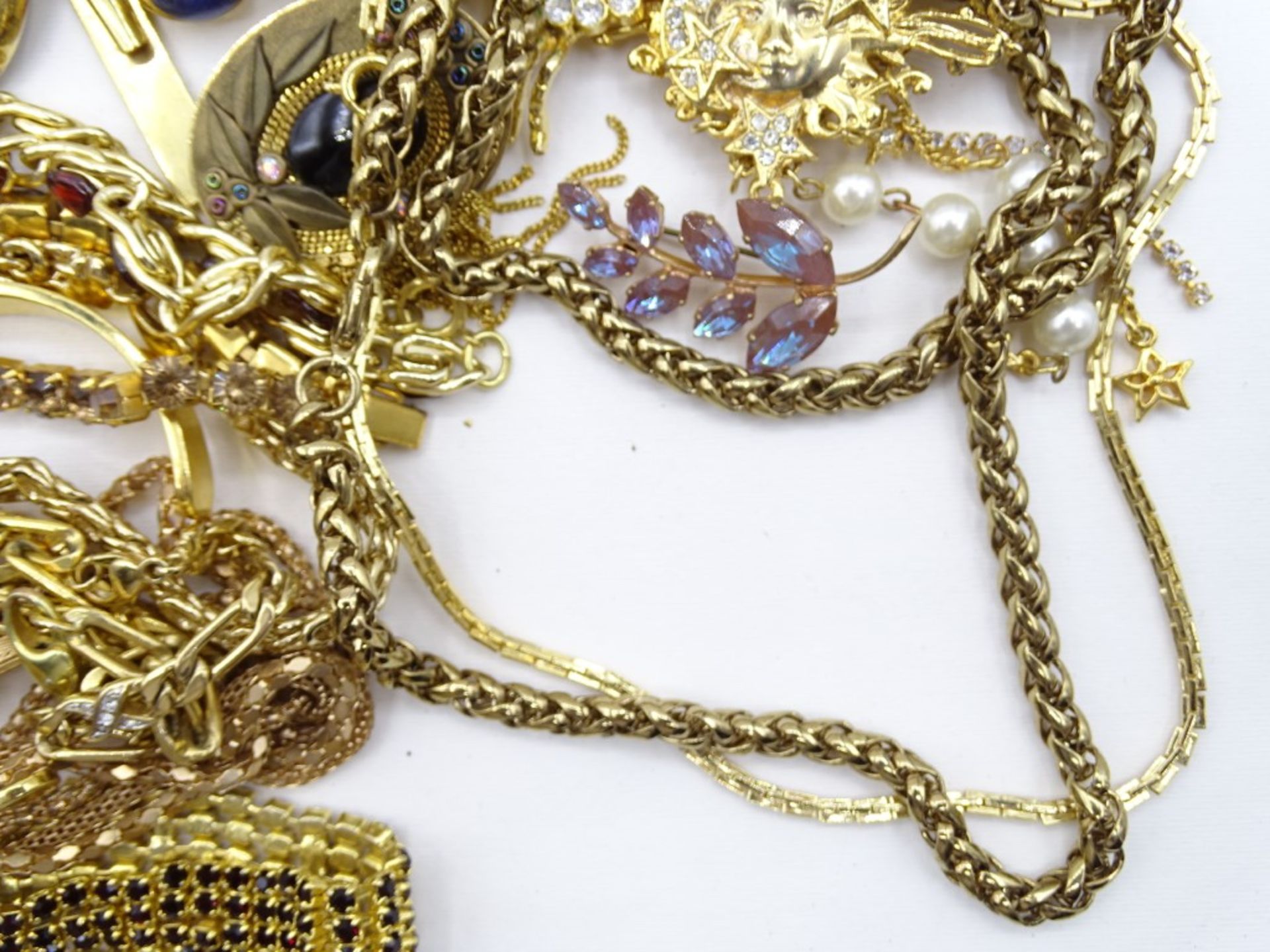 Konvolut goldfarbener Modeschmuck, besetzt mit Schmucksteinen, Strass, teilweise emailliert - Bild 4 aus 10