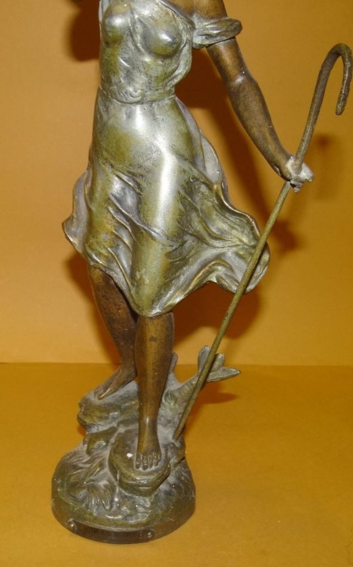 Zinkgussfigur "Sur le mont" betitelt, bronziert, Tuch in Hand fehlt, H-37 cm - Bild 4 aus 7