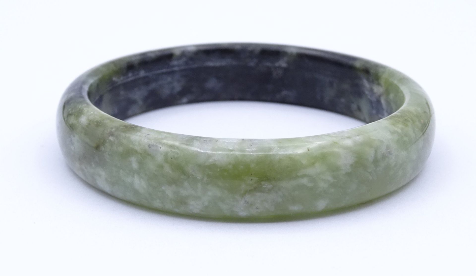 Armreif aus grünlicher Jade, Ø: 7,5 cm, B. 1,5 cm, 46 gr. - Bild 3 aus 3
