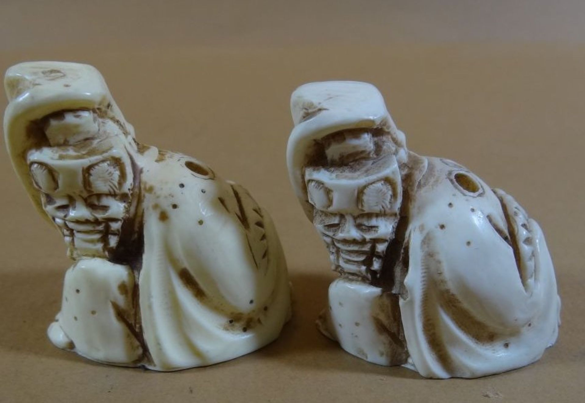 2 Netsuke mit Masken, H-4 cm, Kunstharz