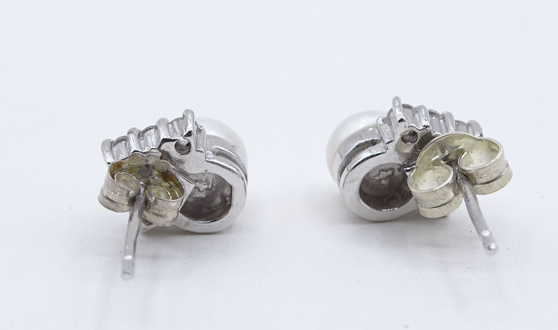 Ohrstecker, 925er-Silber mit Perlen und klaren fac. Steinen, 0,9 x 1 cm, zus. 2 gr., leicht reinigu - Bild 3 aus 3