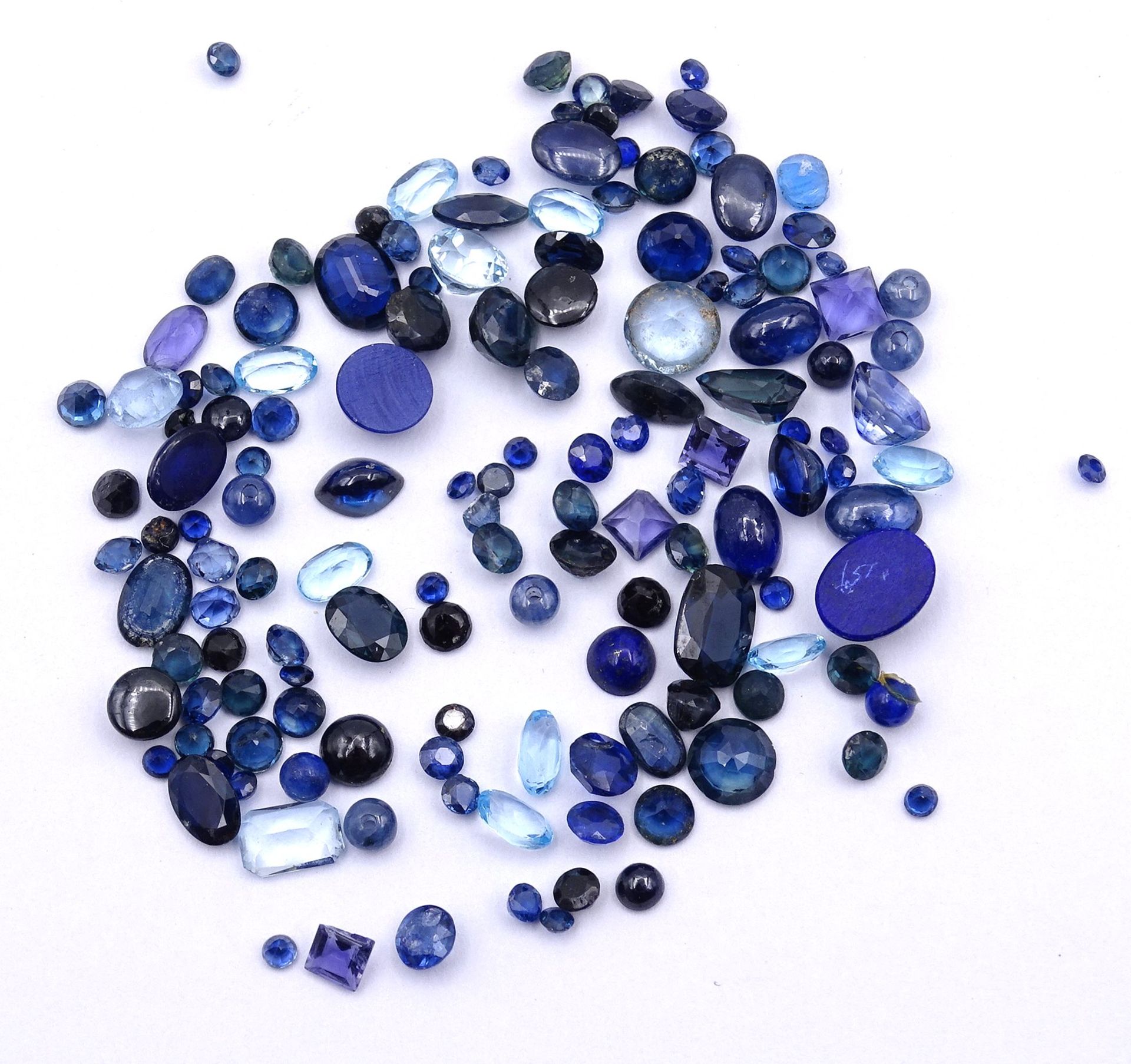 Konvolut blauer Halb-/Edel/ und Schmucksteine , zus. 43ct. - Image 2 of 4