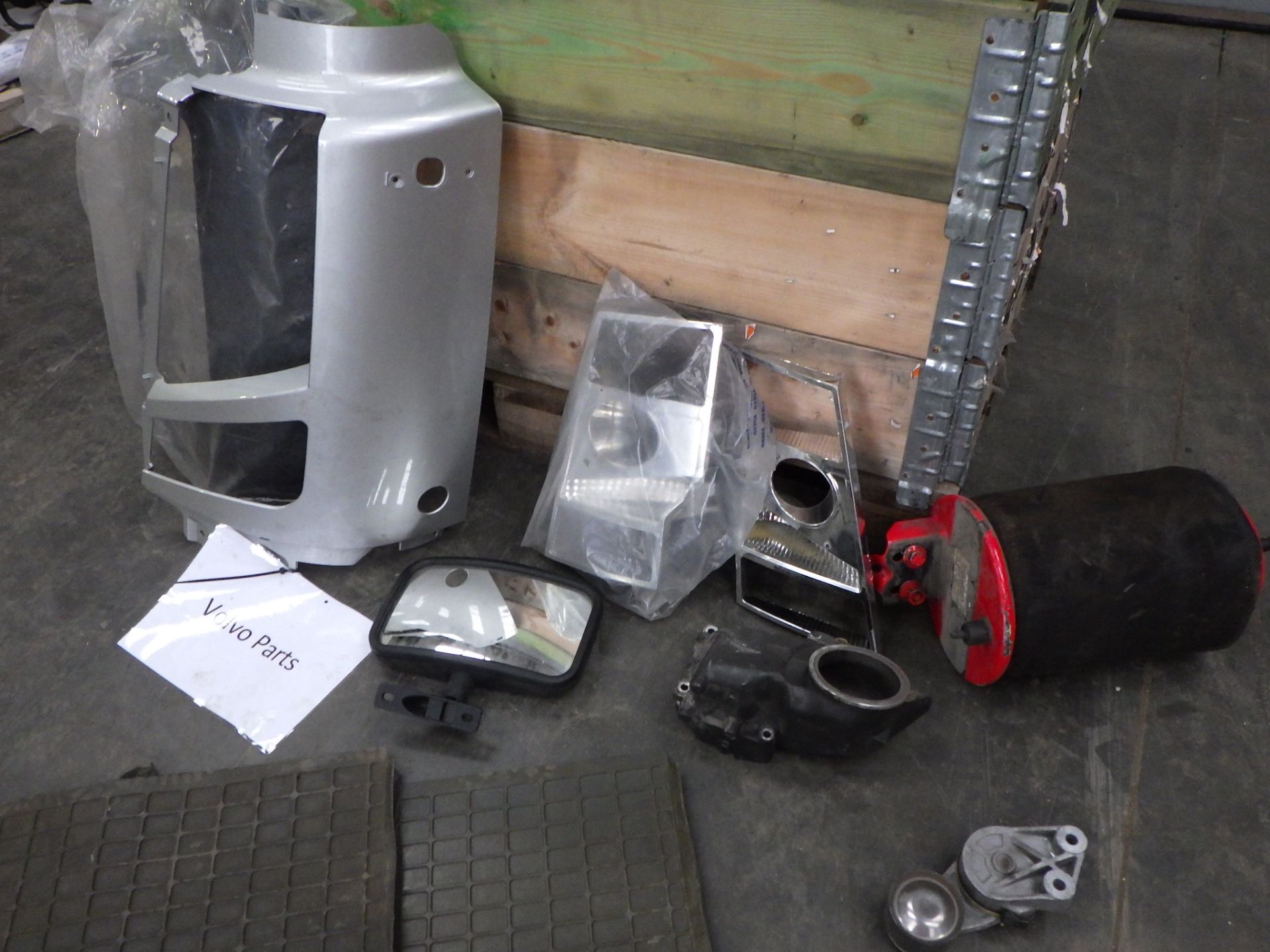 Assorted Volvo spares - Image 2 of 4