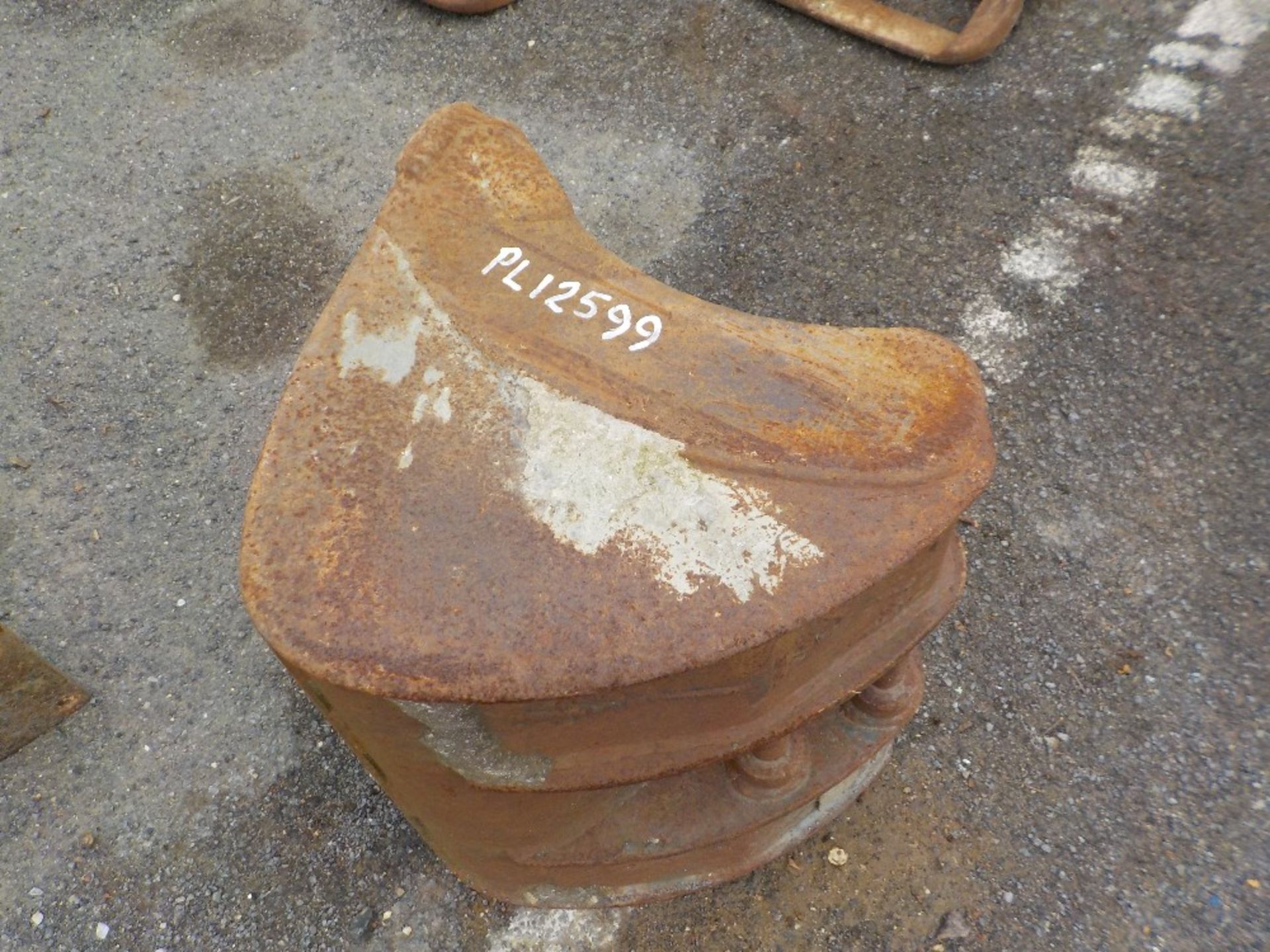 16" DIGGING BUCKET, 30MM PINS