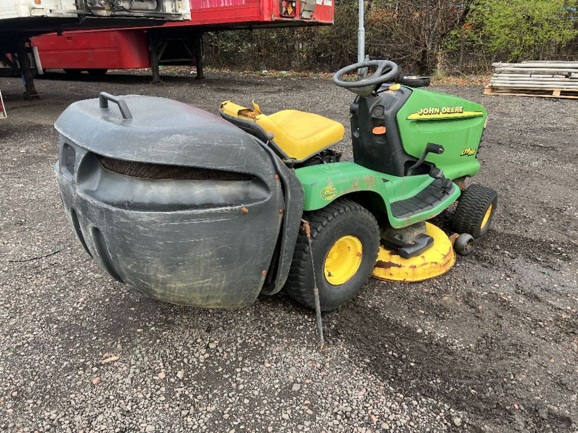 JOHN DEERE LTR 166 RIDE ON MOWER - Image 4 of 7