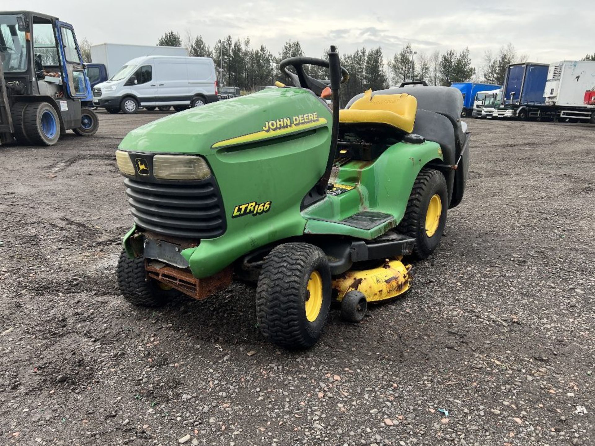 JOHN DEERE LTR 166 RIDE ON MOWER - Image 2 of 7