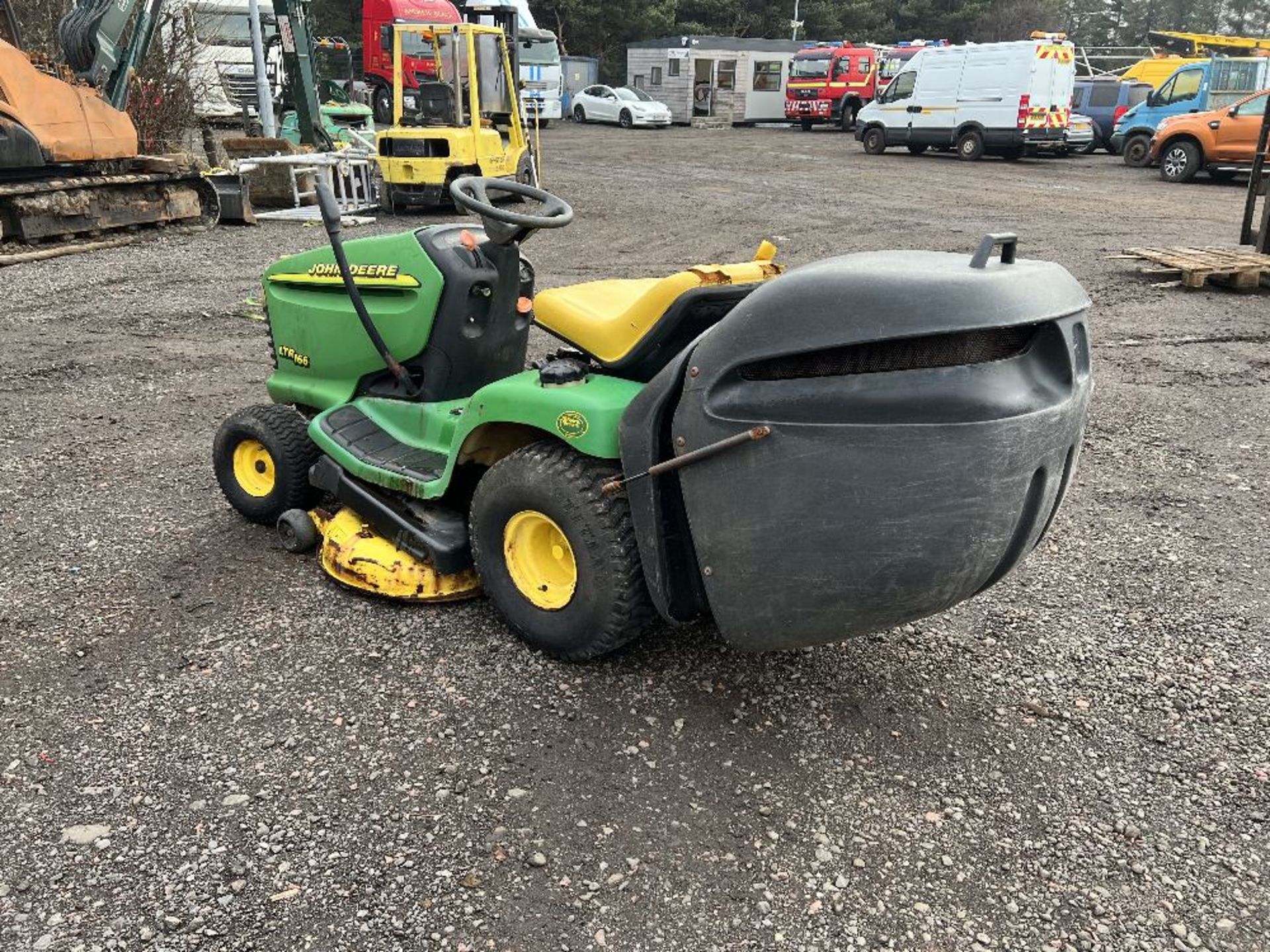 JOHN DEERE LTR 166 RIDE ON MOWER - Image 3 of 7