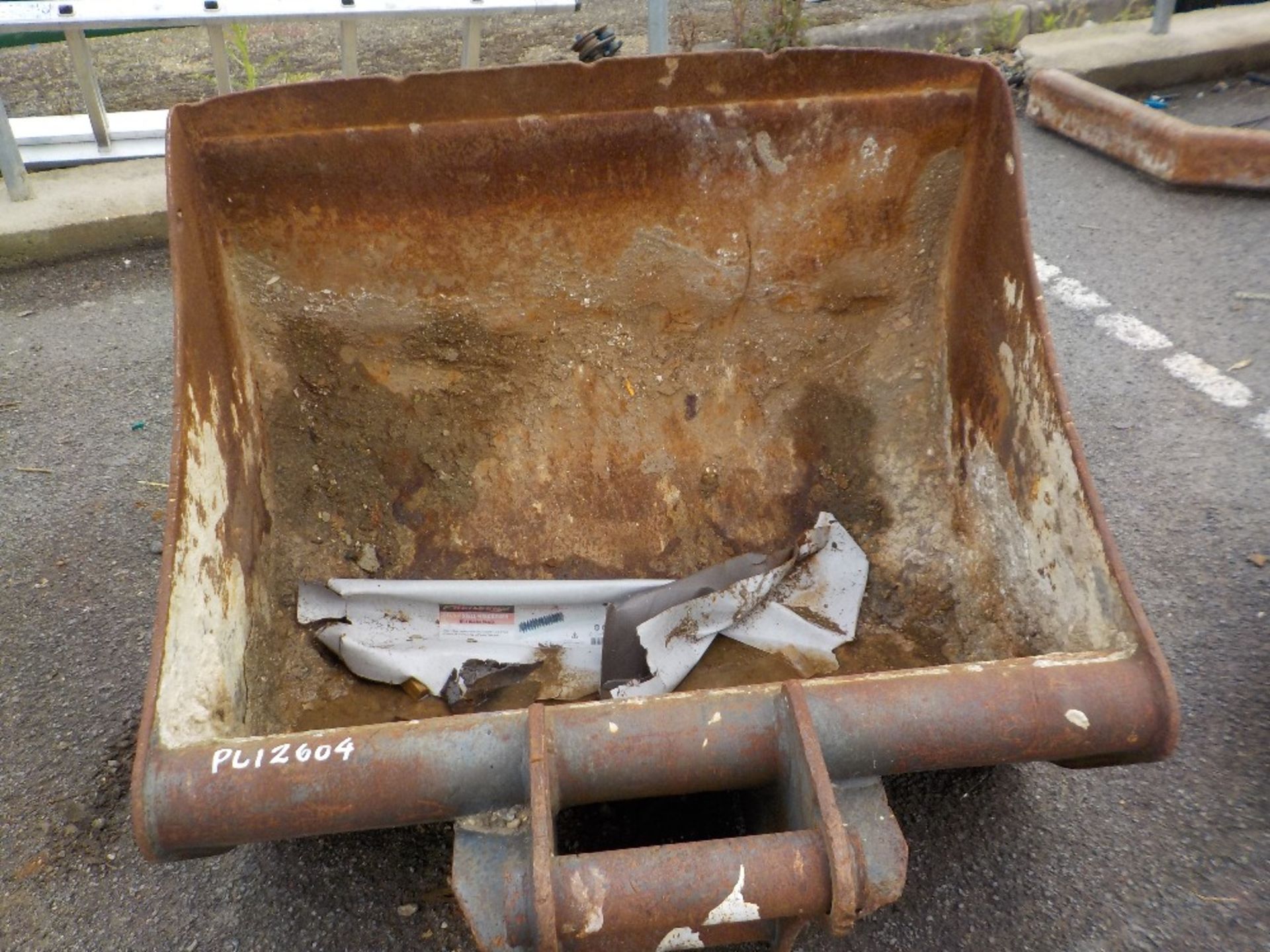 3' DIGGING BUCKET, 60MM PINS