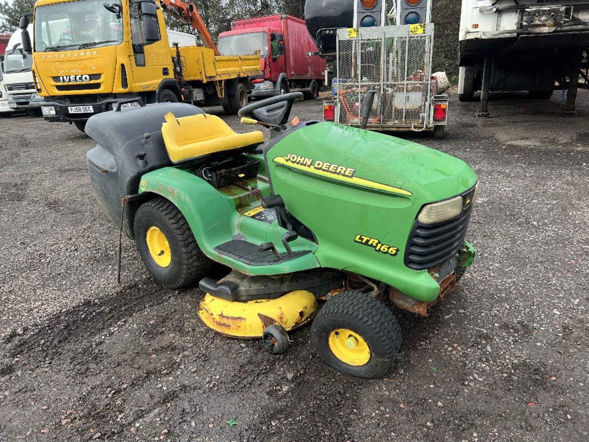 JOHN DEERE LTR 166 RIDE ON MOWER