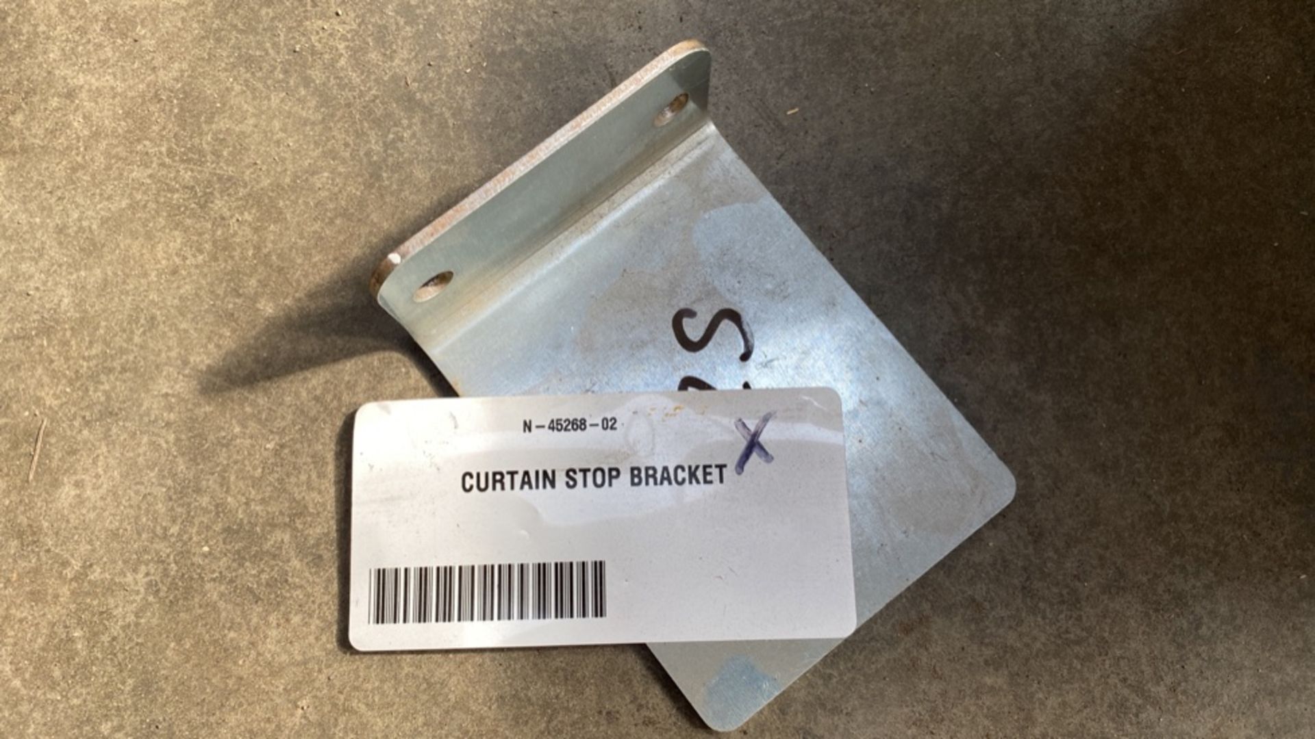 CURTAIN STOP BRACKETS - Image 2 of 3