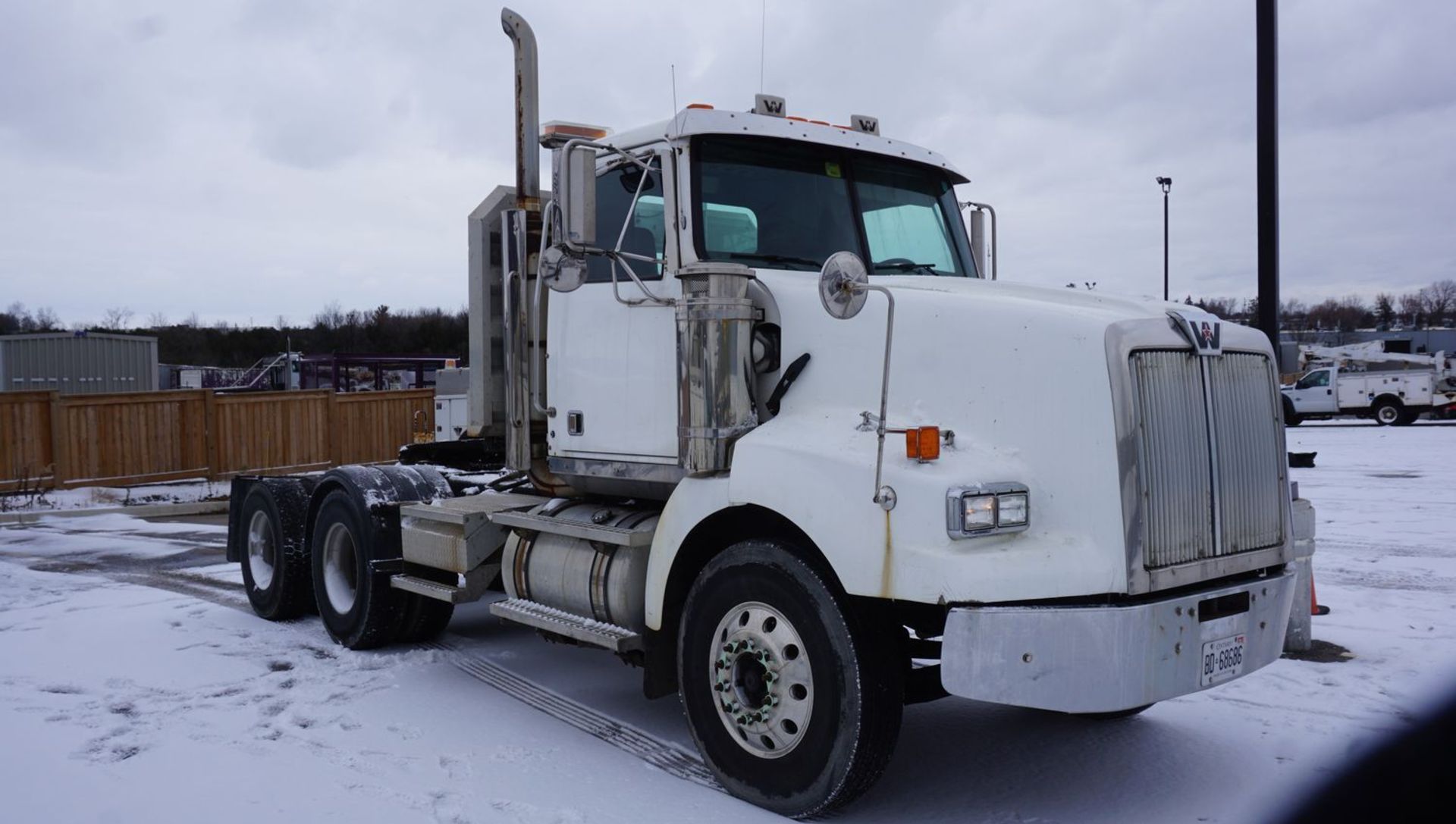 2002 WESTERN STAR 4900 CONVENTIONAL CAB TRUCK W/ DETROIT 12.7 L ENGINE, EATON FULLER 18-SPEED TRANS - Image 4 of 17