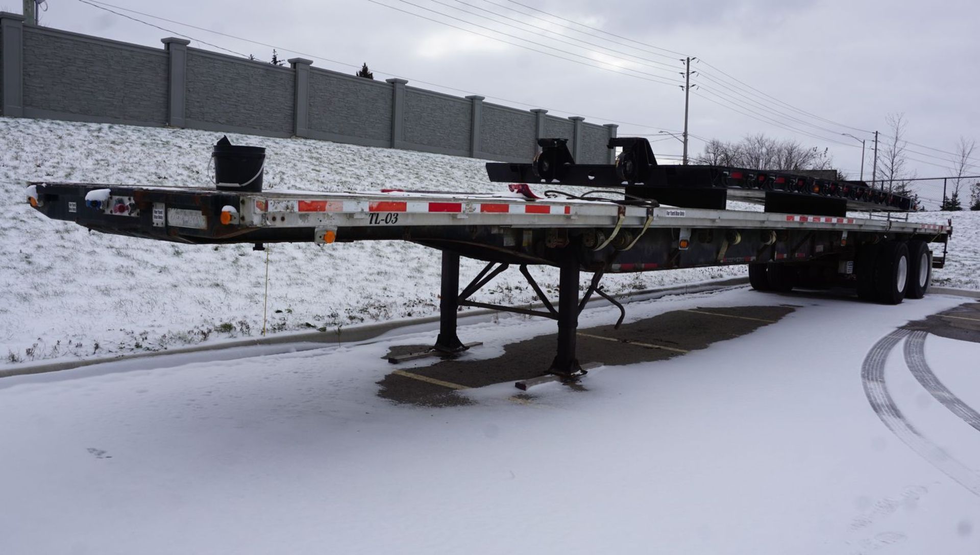 LODE KING TANDEM AXLE FLAT DECK TRAILER, 102" X 48' WOOD DECK, VIN 2LDPF532OTA025710 (1996) - Image 2 of 7