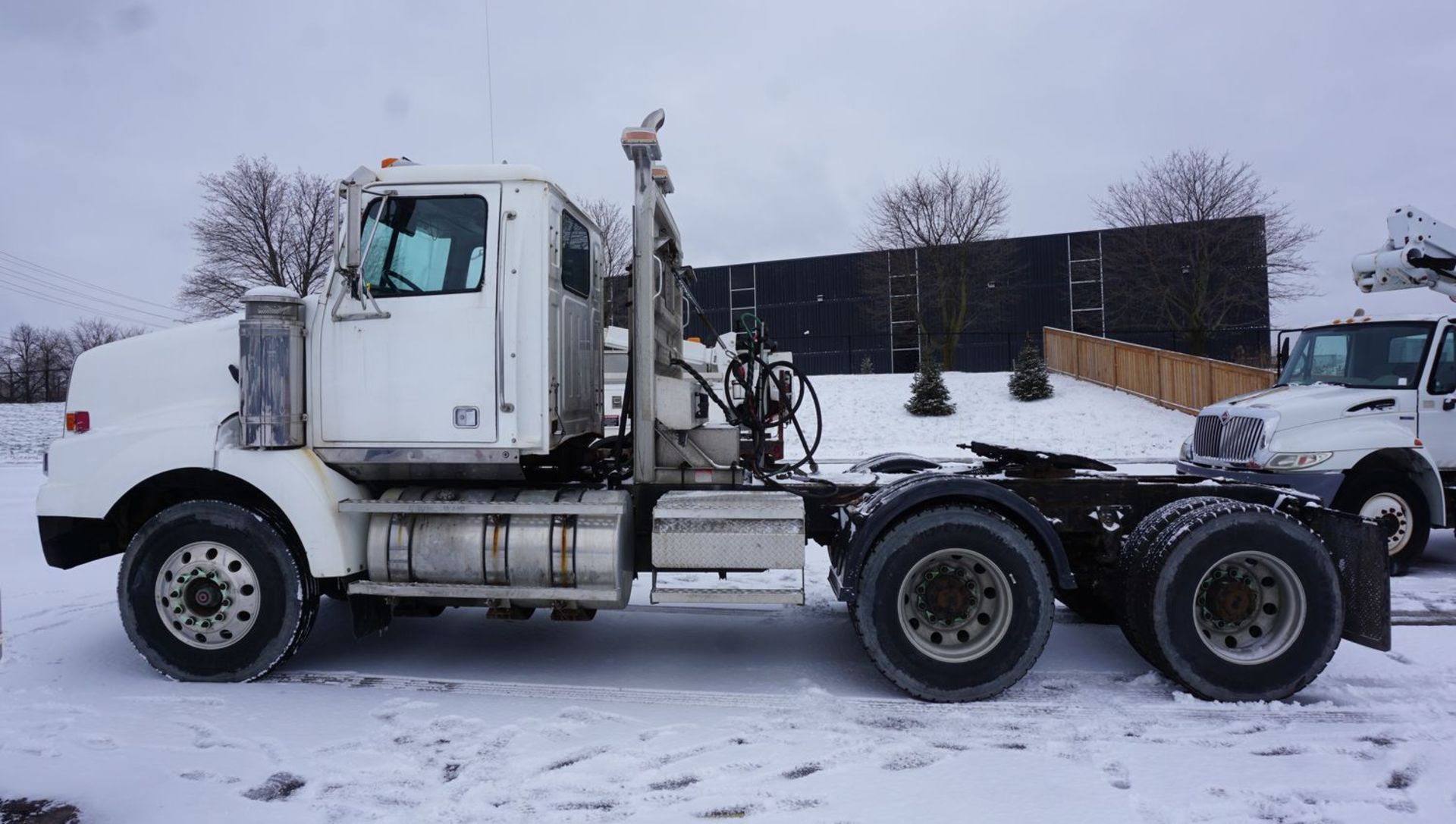 2002 WESTERN STAR 4900 CONVENTIONAL CAB TRUCK W/ DETROIT 12.7 L ENGINE, EATON FULLER 18-SPEED TRANS