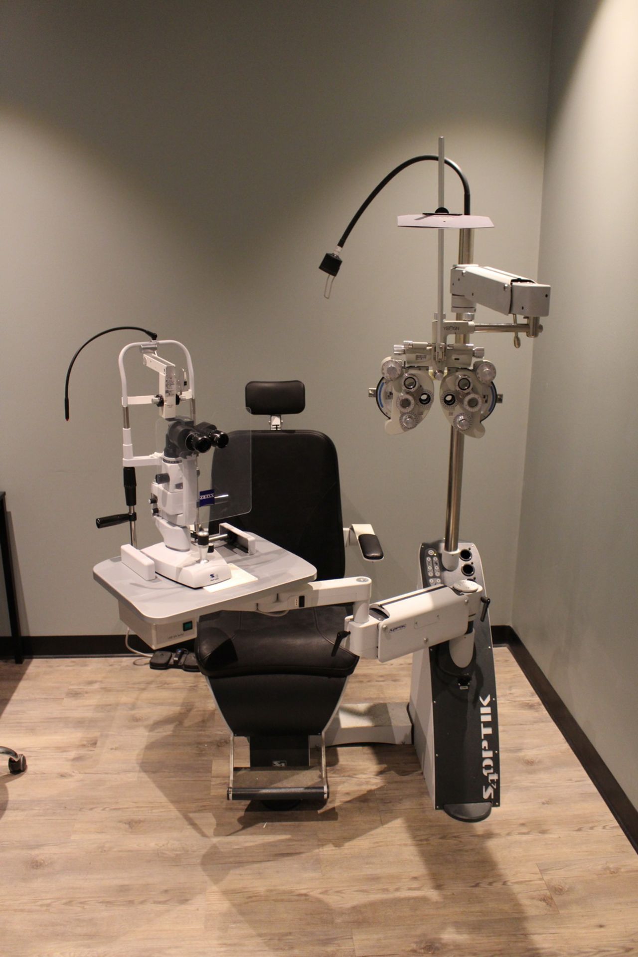 2018 S4OPTIK MODEL 1800 OPHTHALMOLOGY EXAMINATION CHAIR & STAND, S/N 315-1800-049 C/W 2017 YEOSN