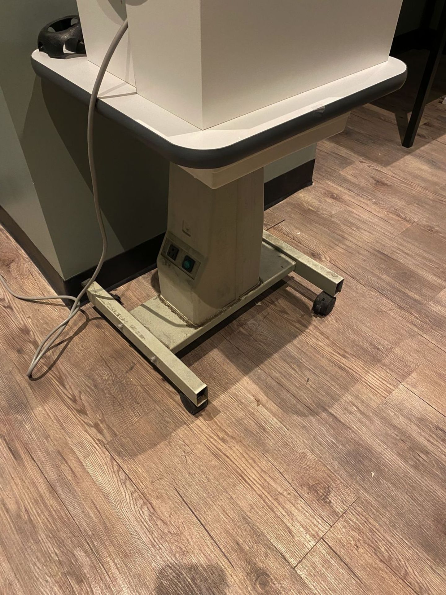 ADJUSTABLE HEIGHT ROLLING INSTRUMENT TABLE