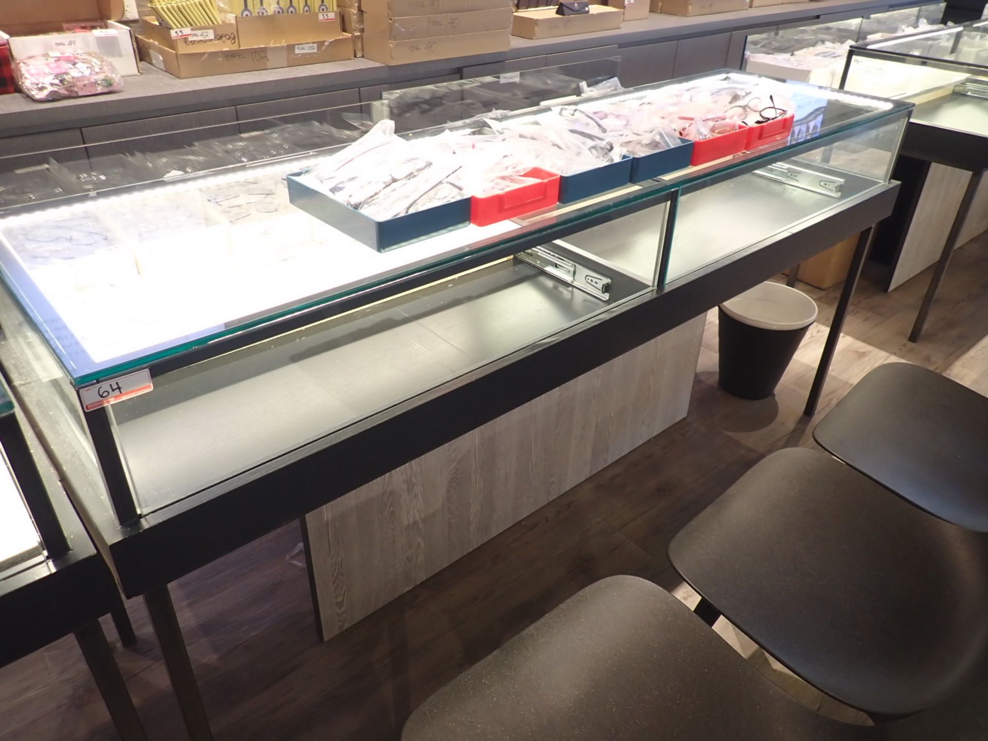 GLASS 6' X 20" X 36" DISPLAY CASE / RETAIL COUNTER W/ INTEGRATED LED LIGHTS (110V) & LOCKABLE PULL-