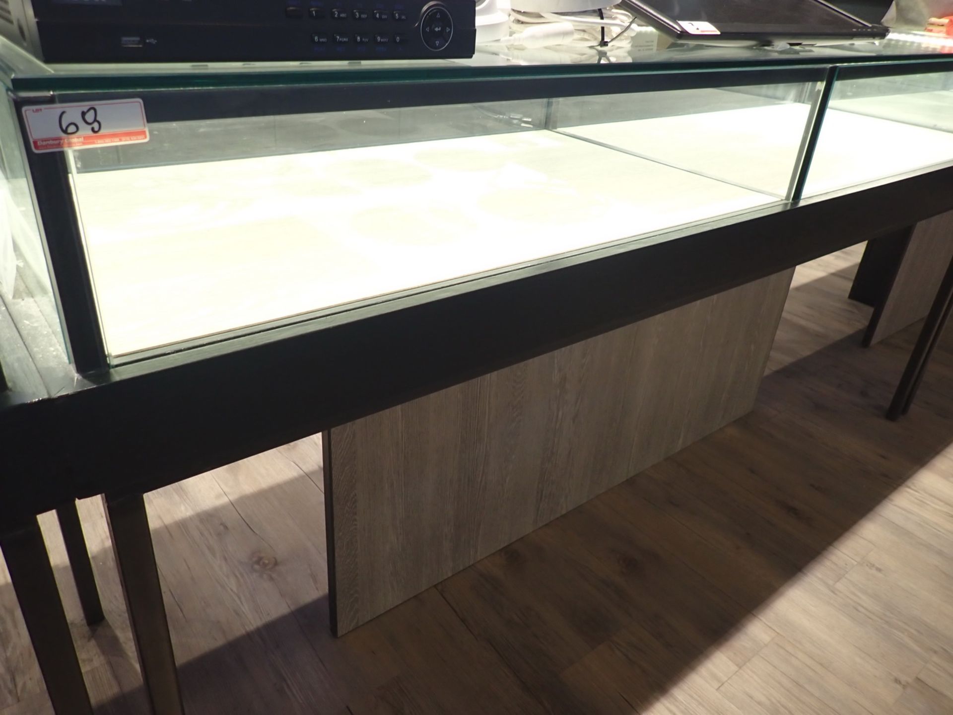 GLASS 6' X 20" X 36" DISPLAY CASE / RETAIL COUNTER W/ INTEGRATED LED LIGHTS (110V) & LOCKABLE PULL-