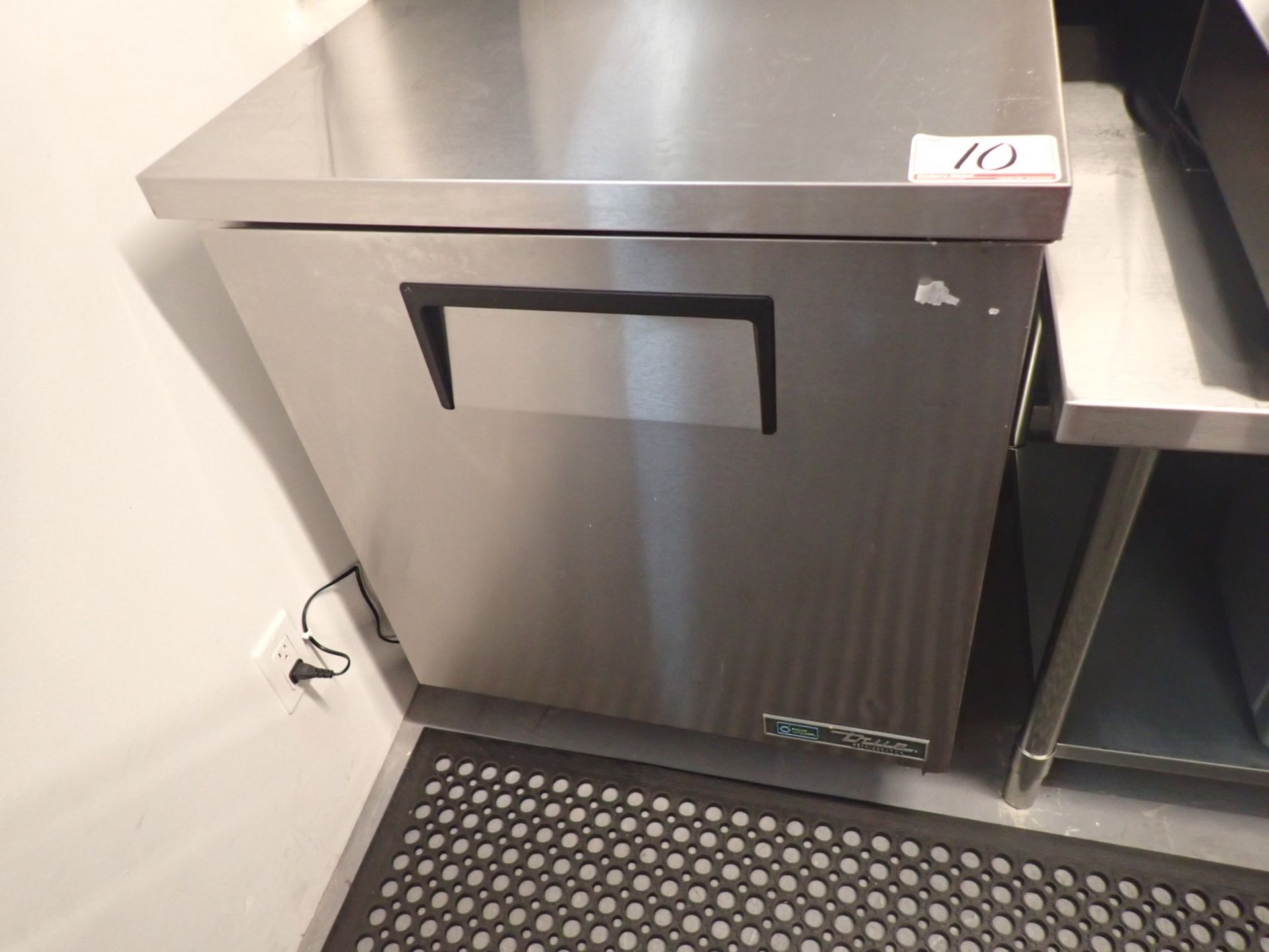 TRUE TUC-27-LP-HC 27" 1-DOOR UNDERCOUNTER STAINLESS STEEL REFRIGERATOR (115V) W/ CASTERS - Image 2 of 4