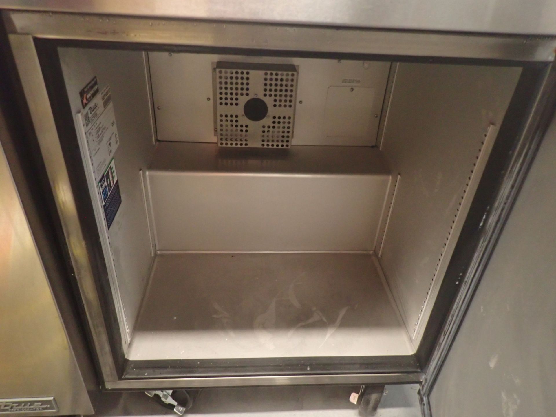 TRUE TUC-27F-HC 27" 1-DOOR UNDERCOUNTER STAINLESS STEEL FREEZER (115V) W/ CASTERS - Image 3 of 4