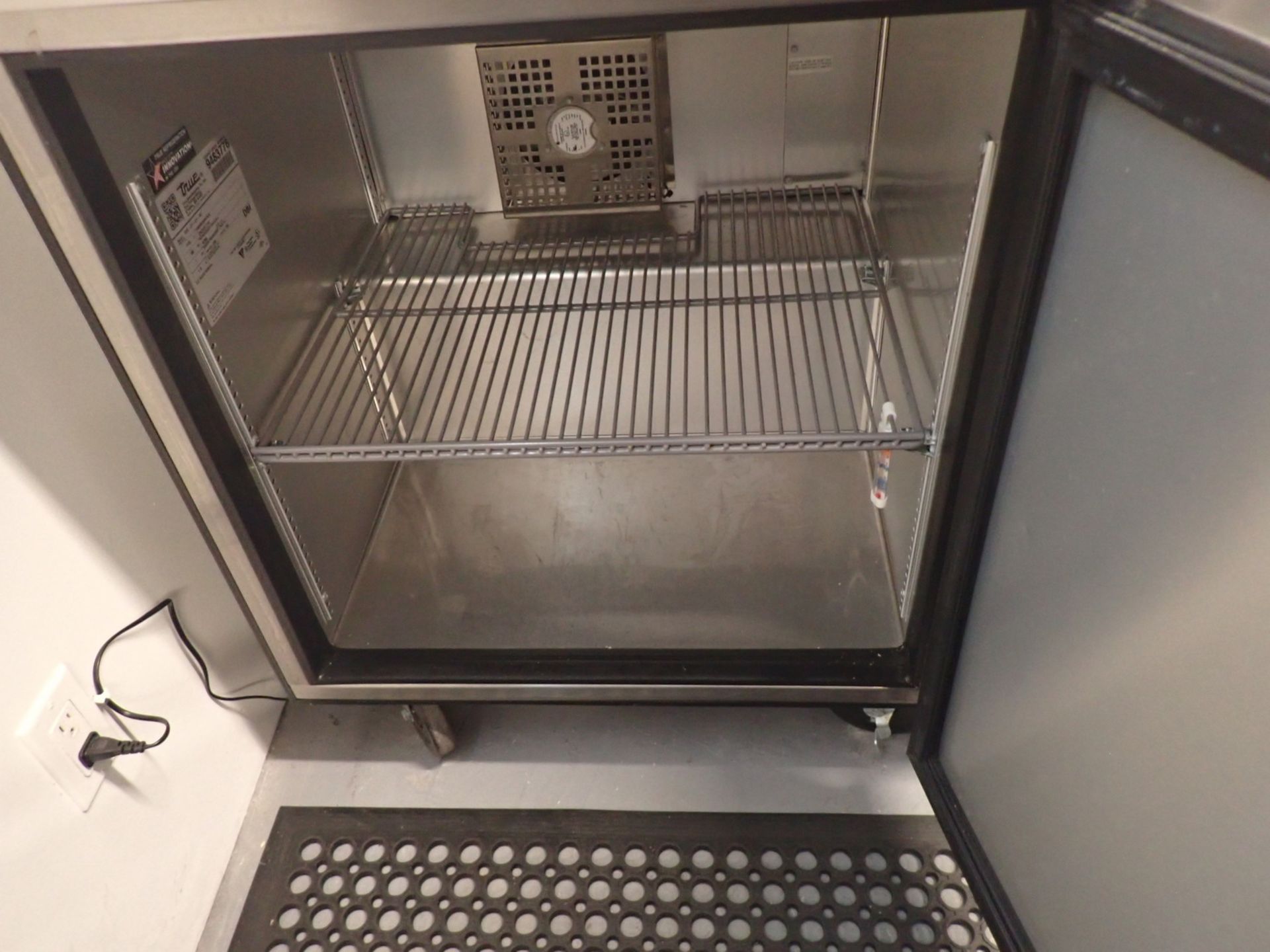 TRUE TUC-27-LP-HC 27" 1-DOOR UNDERCOUNTER STAINLESS STEEL REFRIGERATOR (115V) W/ CASTERS - Image 3 of 4