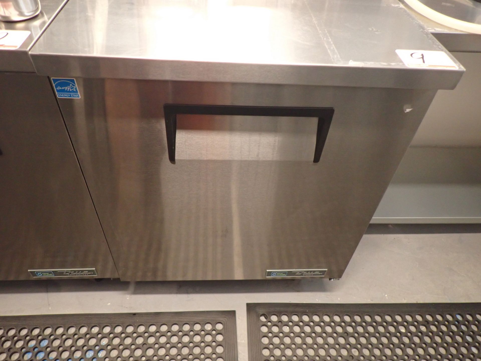 TRUE TUC-27F-HC 27" 1-DOOR UNDERCOUNTER STAINLESS STEEL FREEZER (115V) W/ CASTERS - Image 2 of 4