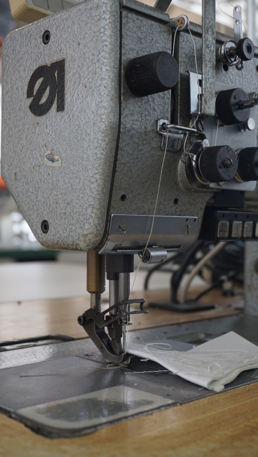 ADLER K767-990001-FA-373 SINGLE NEEDLE WALKING FOOT SEWING MACHINE W/ ELKA VARIO CONTROL 810 - Image 3 of 4