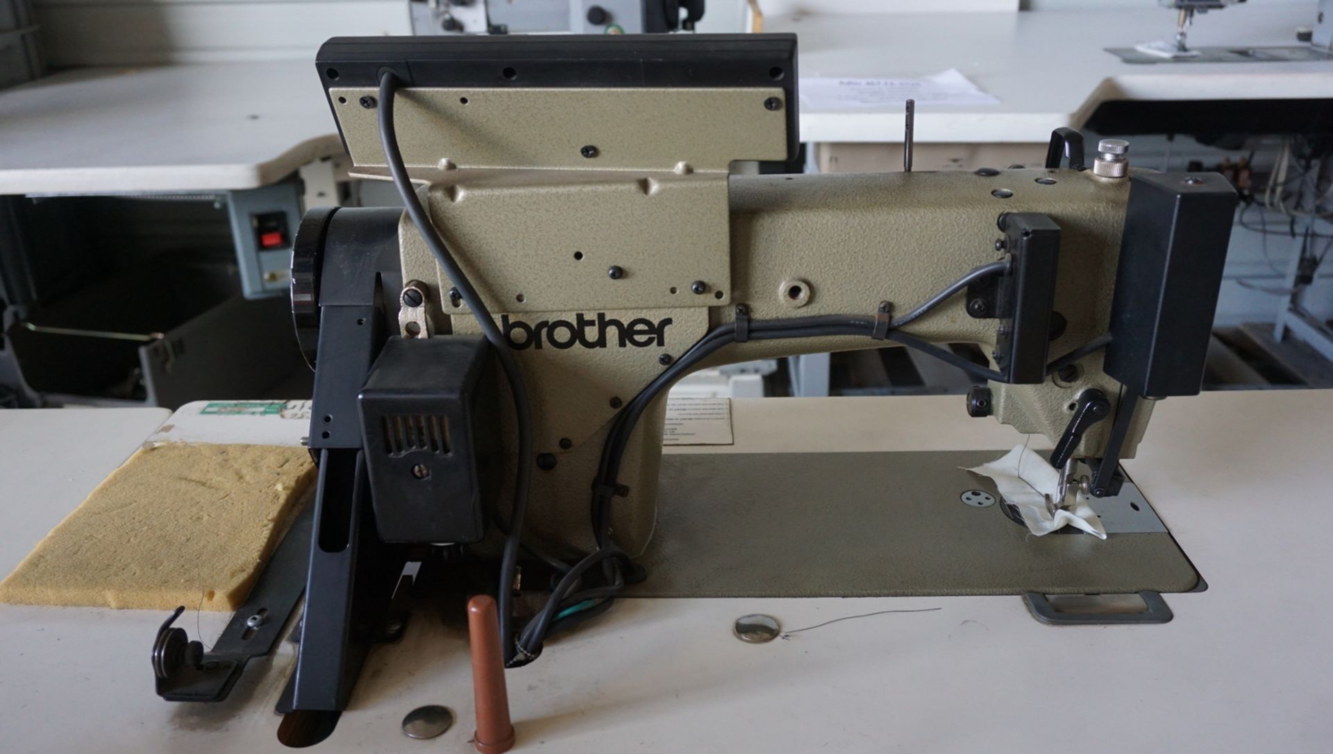 BROTHER DB2-B791-415 SINGLE NEEDLE SEWING MACHINE W/ E-40 PROGRAMMER (110V) - Image 5 of 6