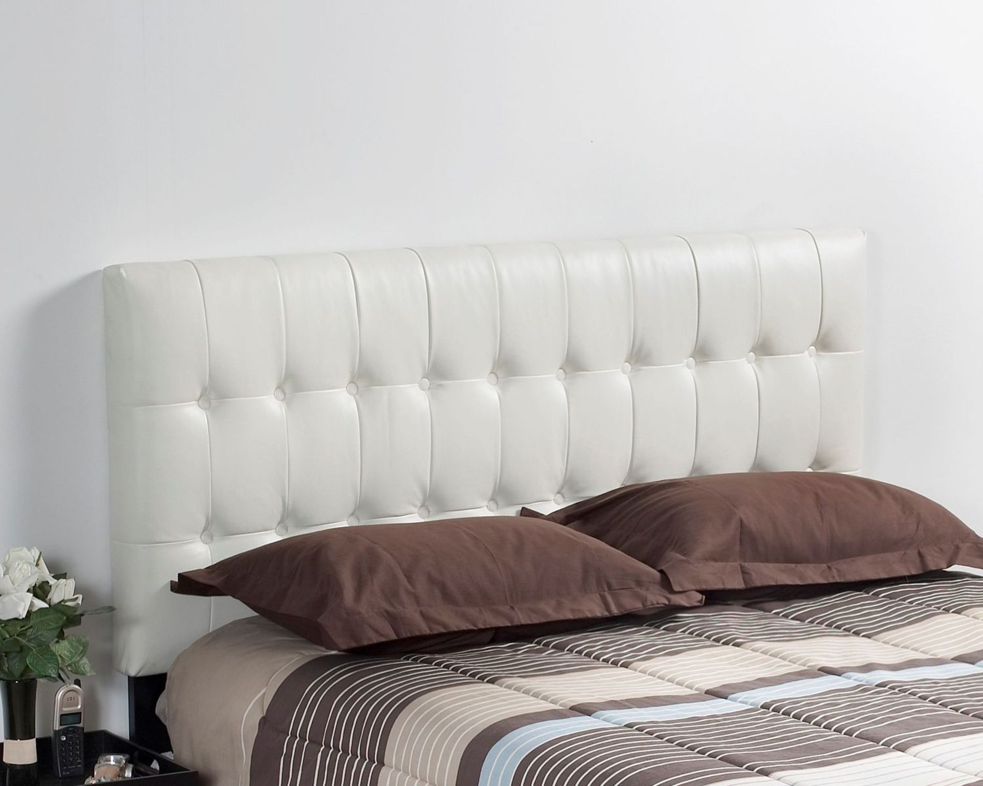 SINGLE SIZE WHITE UPHOLSTERED HEAD BOARD W/ MOUNT (371TWH)