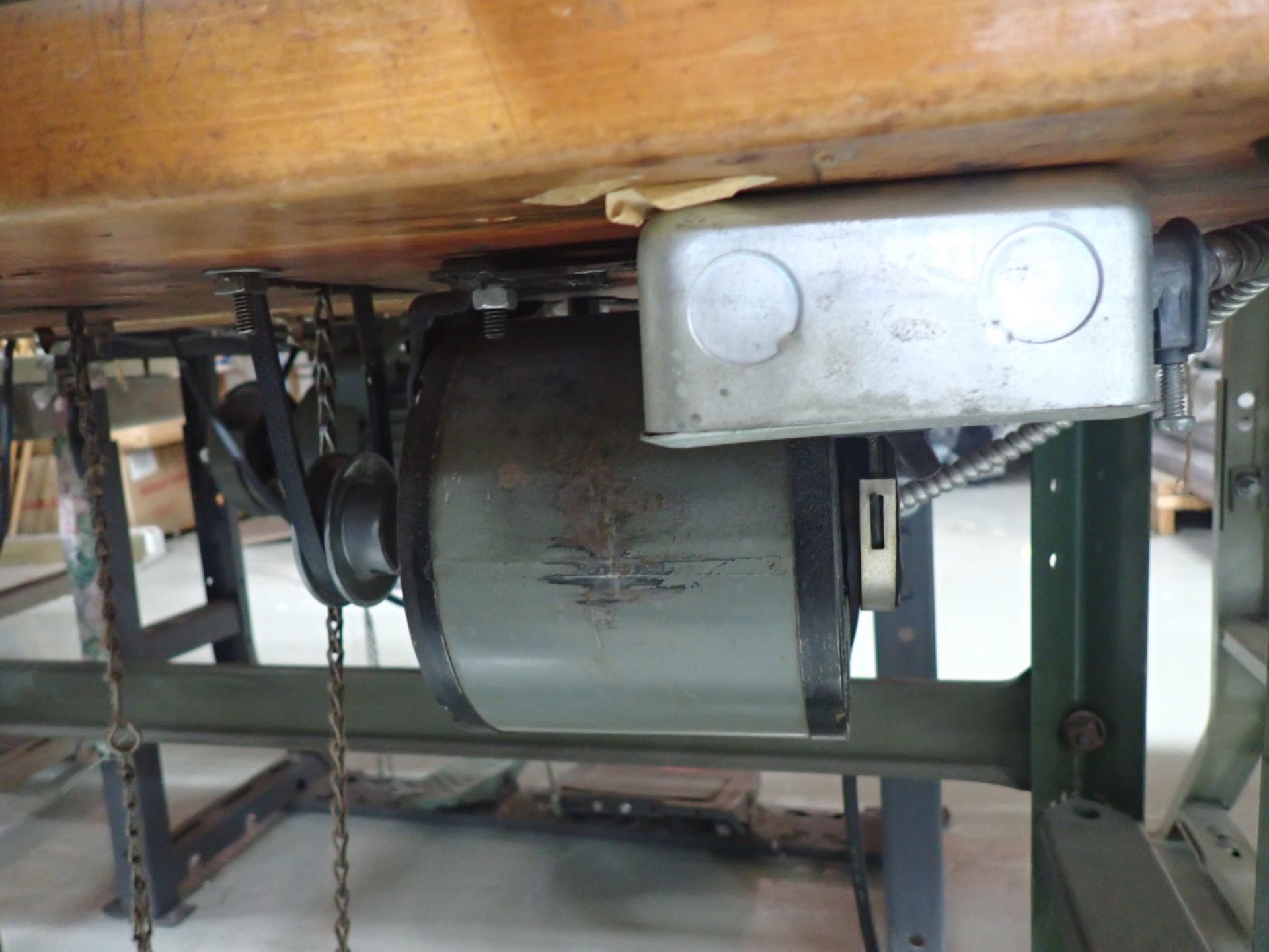 LEWIS 200-1 BUTTON SEWING MACHINE (110V) - Image 5 of 6