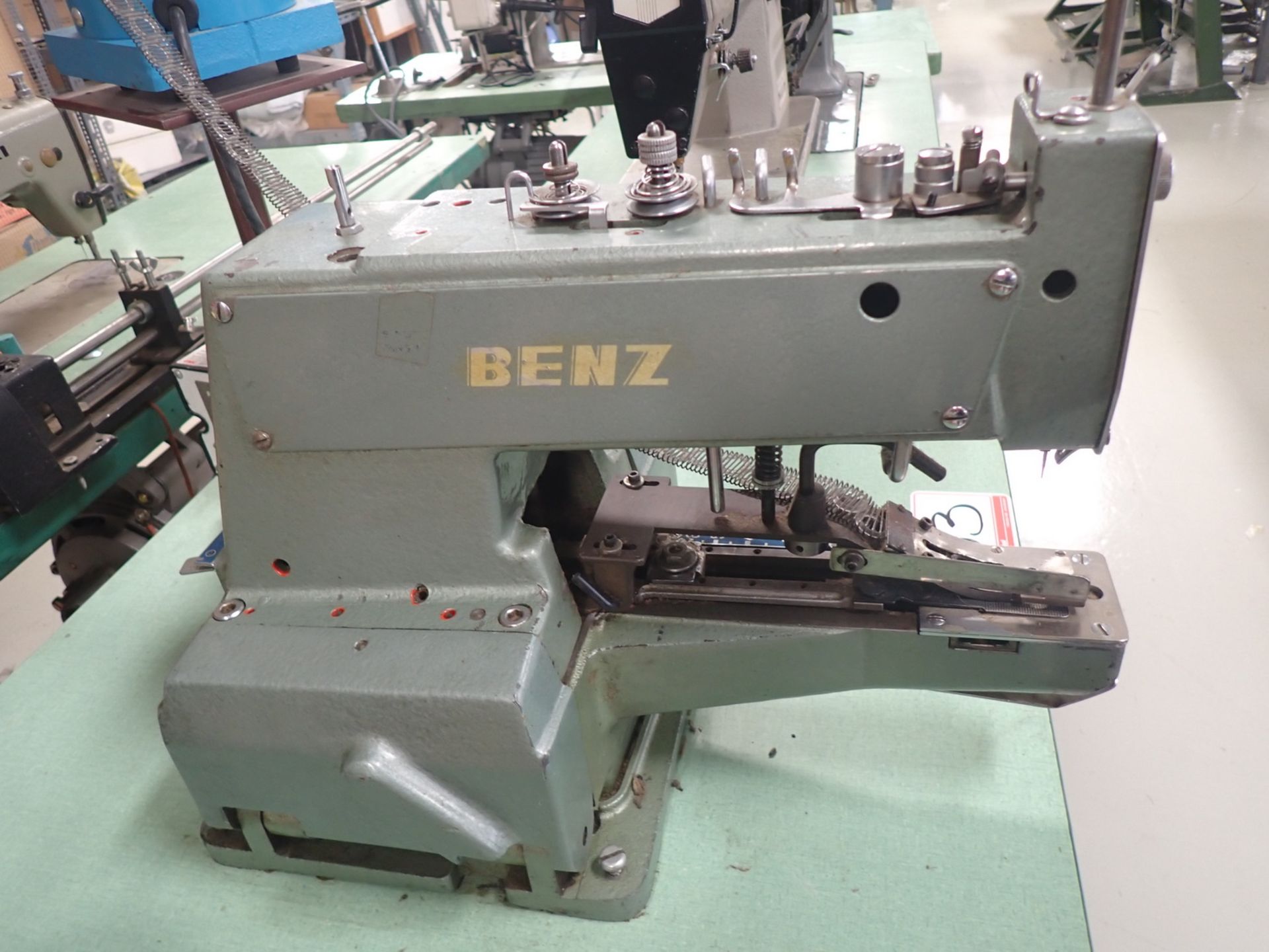 BENZ MB-372 BUTTON SEWER MACHINE W/ FMC SYNTRON VIBRATOR FEEDER - Image 5 of 9