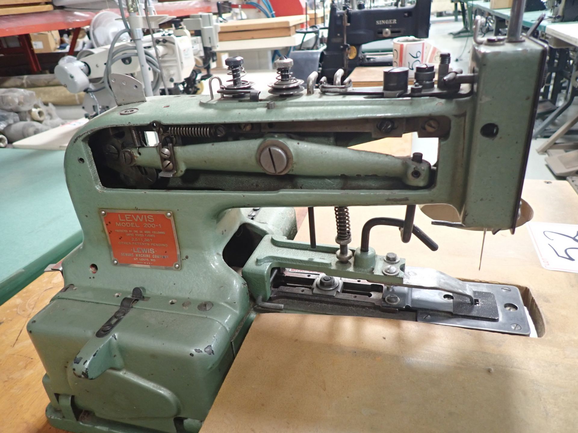 LEWIS 200-1 BUTTON SEWING MACHINE (110V) - Image 4 of 6