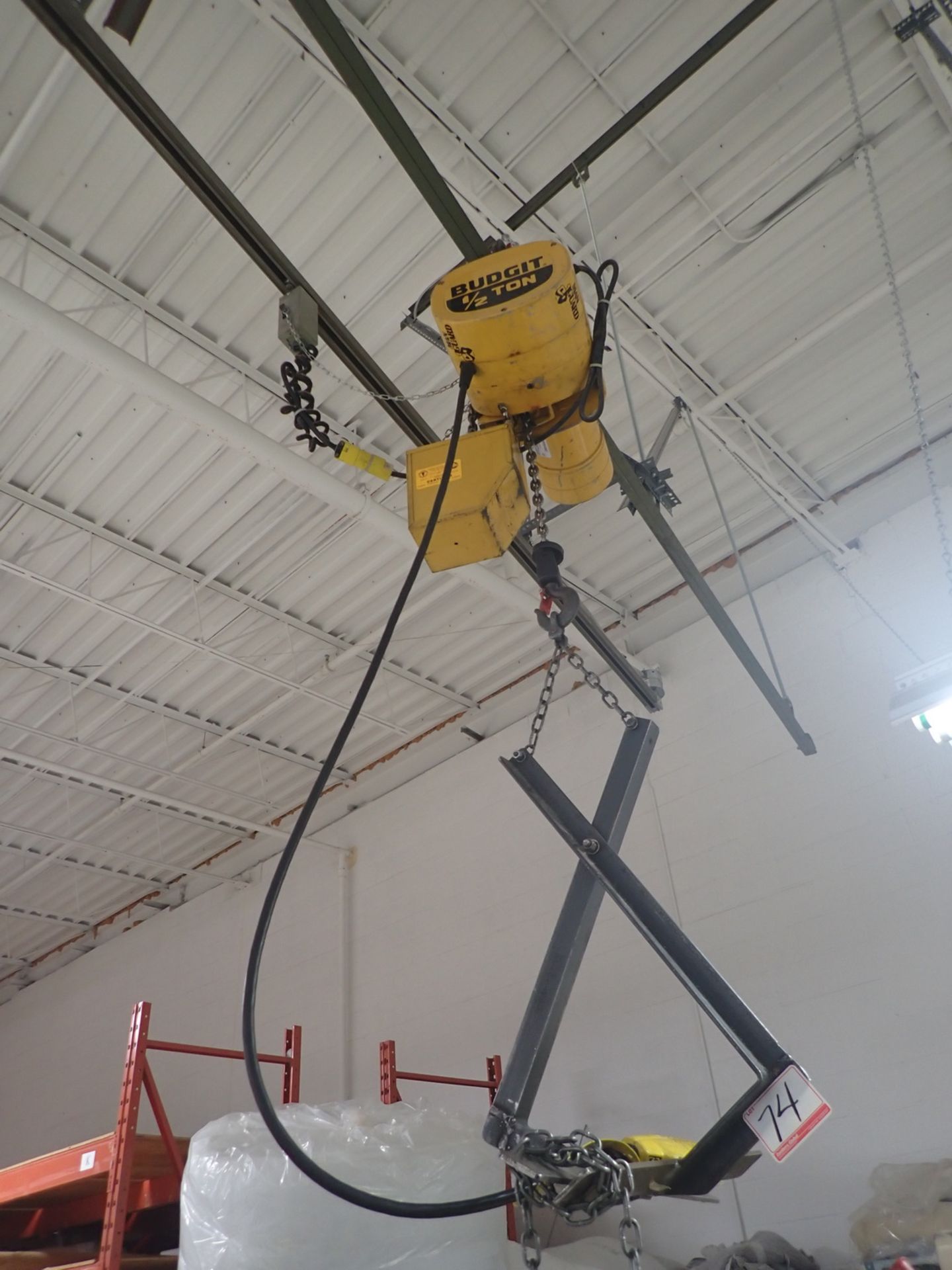 BUDGIT - 1/2 TON ELETRIC CHAIN HOIST W/ ROLL CLAMP W/ 20' FEEDRAIL & 24' STEEL TROLLY TRACK (DELAYED