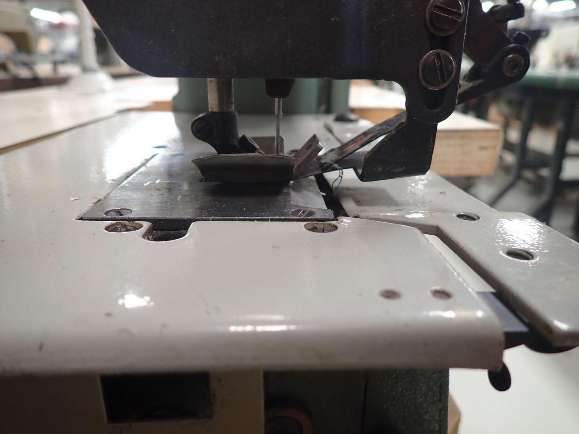 KANSAI DFU-1402MR DOUBLE NEEDLE CHAIN STITCH MACHINE (APPROX 1/4" GAP) (110V) - Image 5 of 9