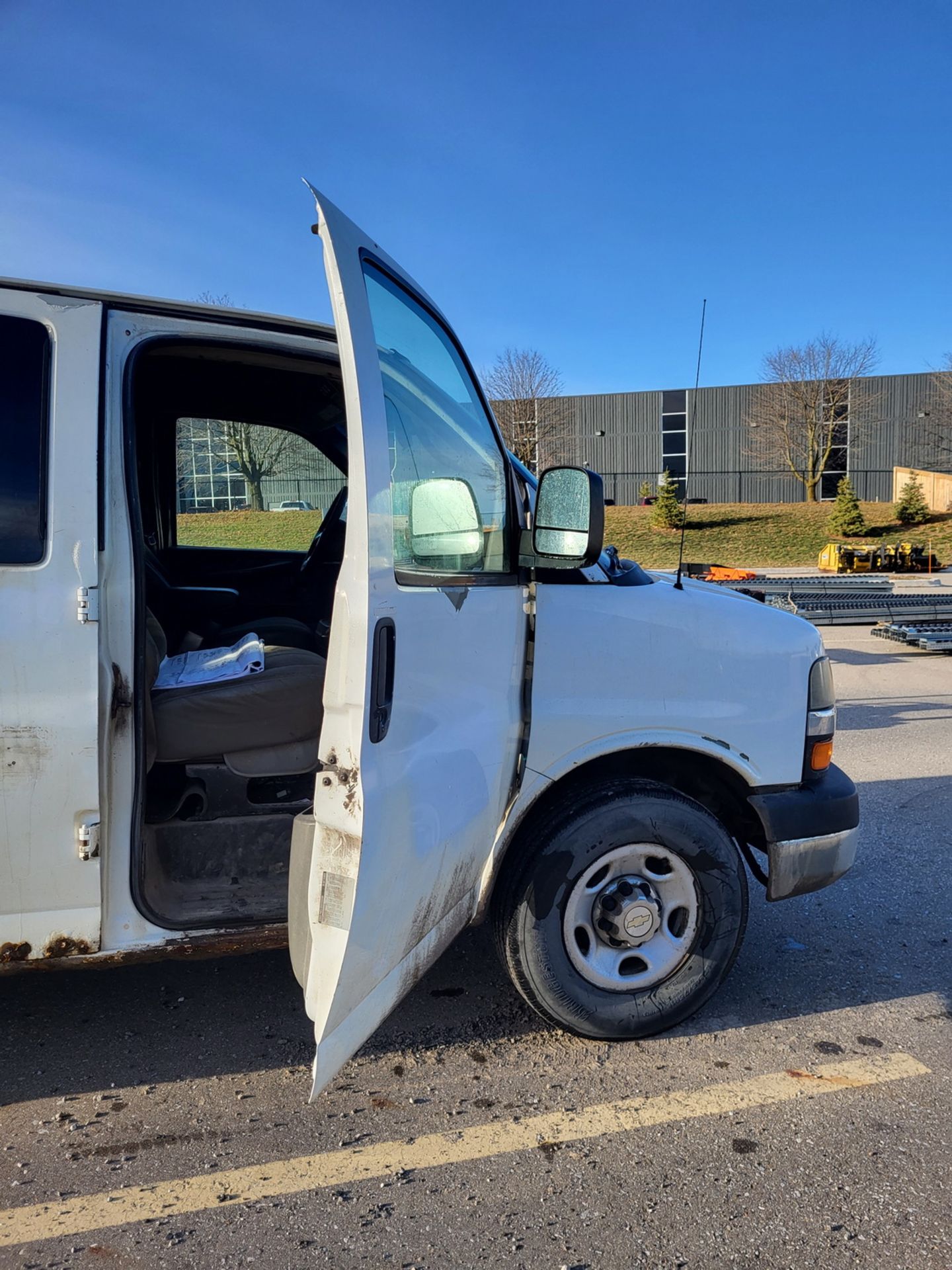 2011 CHEVROLET EXPRESS 3500 SERIES RWD PASSENGER VAN, W/ V8 6L GAS, VIN 1GAZG1FG1B1134048 (93, - Image 7 of 11