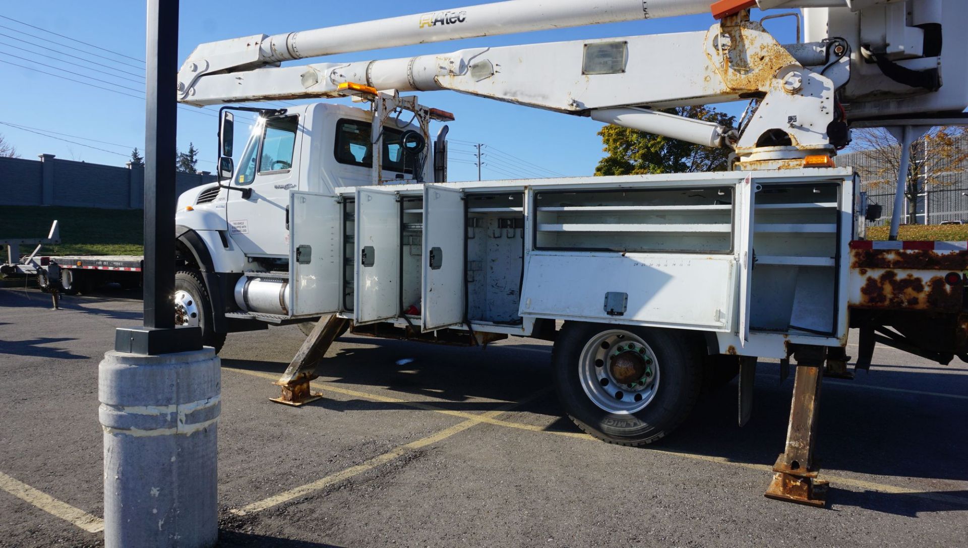 2012 ALTEC MODEL AA755MH 60' BOOM 700LBS CAPACITY, S/N 0711BZ6519 MOUNTED ON 2012 INTERNATIONAL - Image 3 of 16