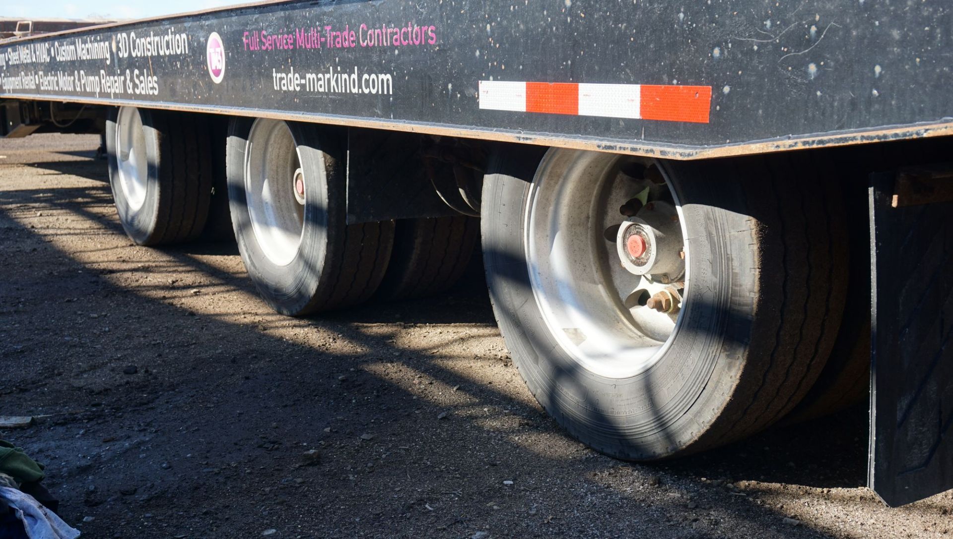 2000 ELGIN TRAILERS 53' TRI-AXLE FLAT-DECK HYDRAULIC TILT TRAILER, WOOD DECKING, 55,056KG (121,000 - Image 8 of 40