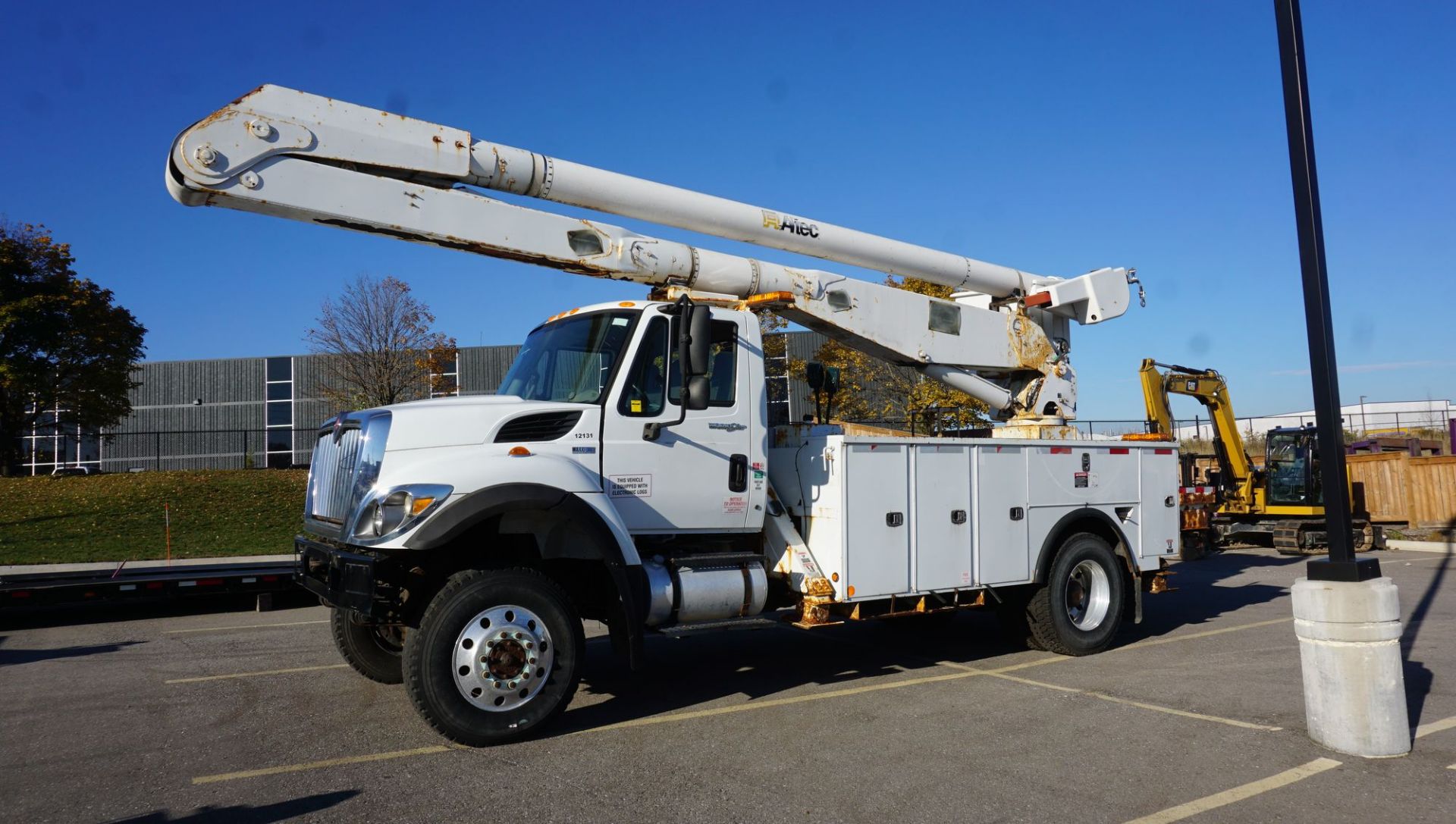 2012 ALTEC MODEL AA755MH 60' BOOM 700LBS CAPACITY, S/N 0711BZ6519 MOUNTED ON 2012 INTERNATIONAL