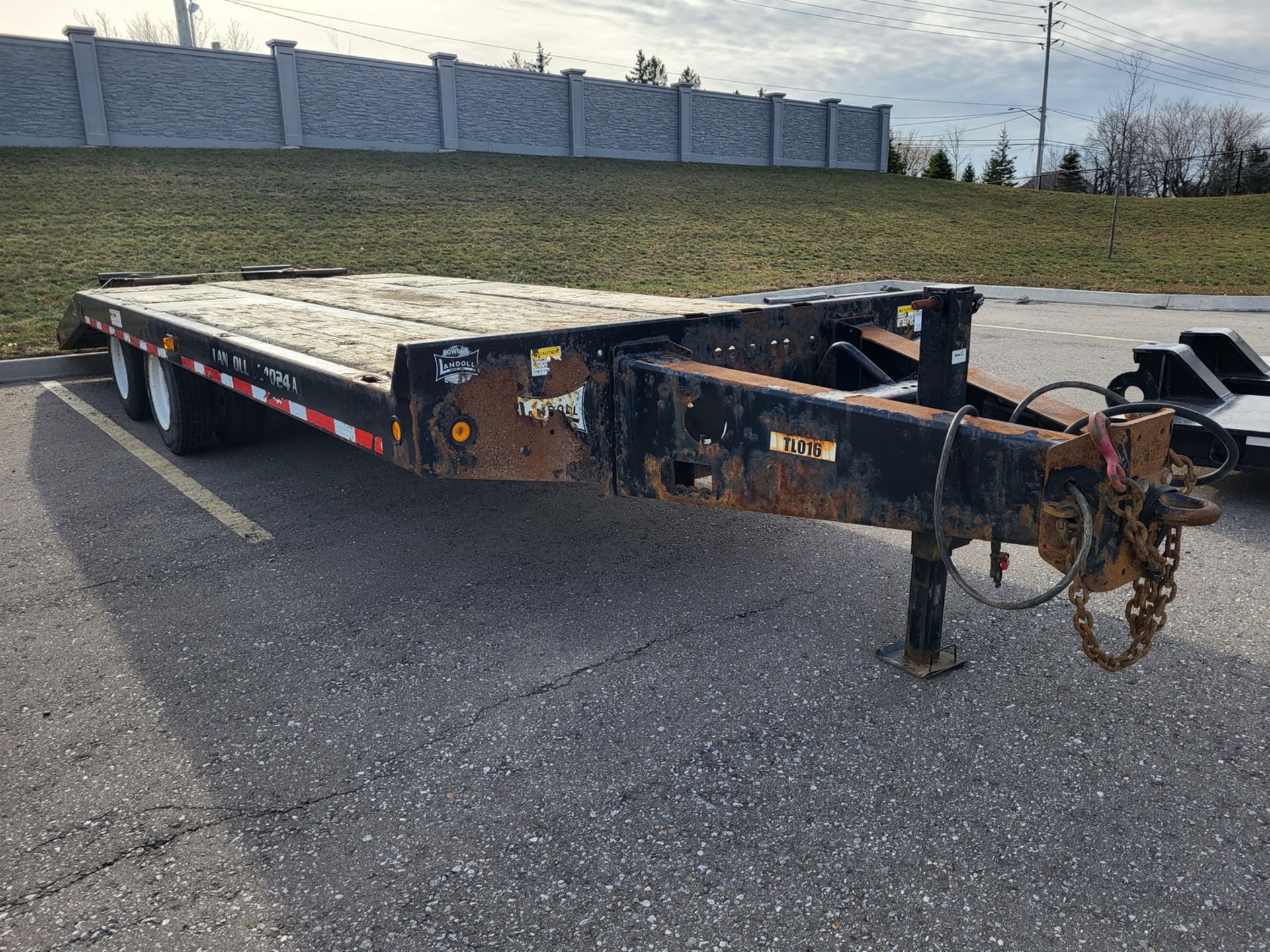 2016 LANDOLL MODEL L4024 TANDEM AXLE FLAT-DECK TAG TRAILER, 24' WOOD DECK, 40,000 LBS CAPACITY, - Image 10 of 25