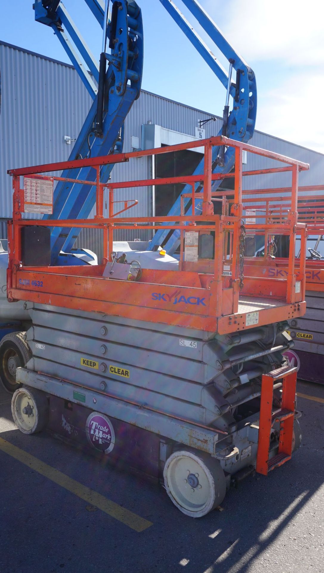 2005 SKYJACK MODEL SJIII-4632 SCISSOR LIFT, 32' MAX PLATFORM HEIGHT, 38' MAX WORKING HEIGHT, - Image 3 of 5