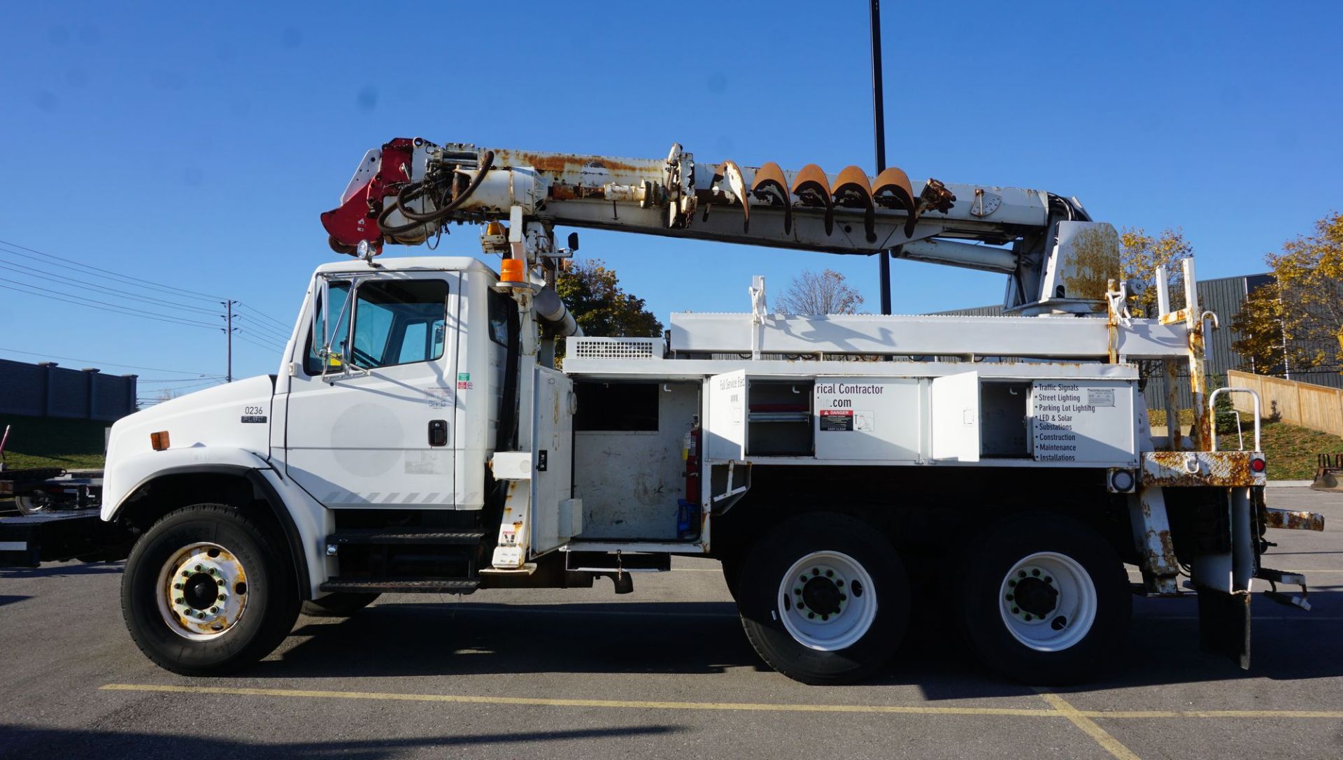 2002 ALTEC D945 BC DIGGER DERRICK, S/N 0302BA3375 MOUNTED ON 2002 FREIGHTLINER MODEL FL80 TRUCK W/ - Image 2 of 20