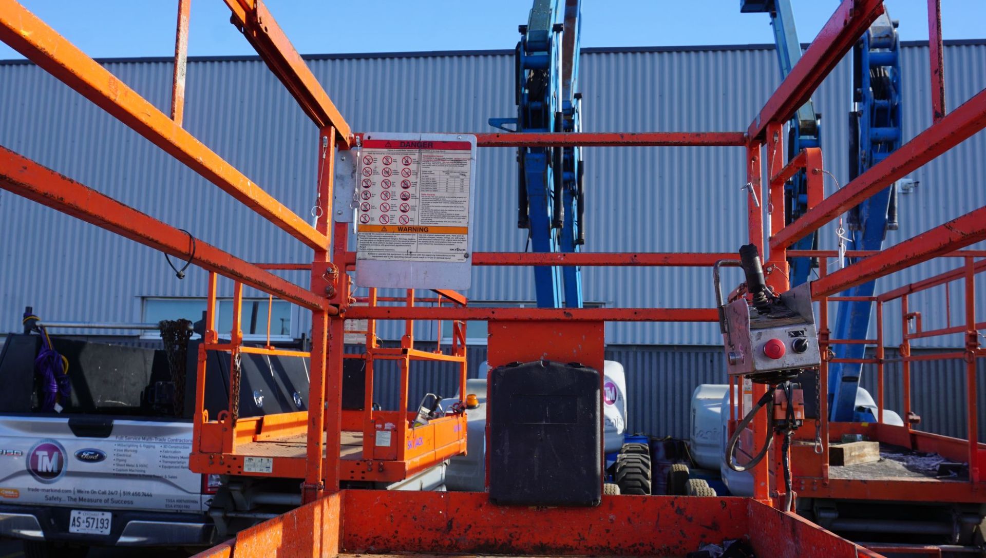 2002 SKYJACK MODEL SJIII-4832 SCISSOR LIFT, 32' MAX PLATFORM HEIGHT, 38' MAX WORKING HEIGHT, - Image 5 of 7