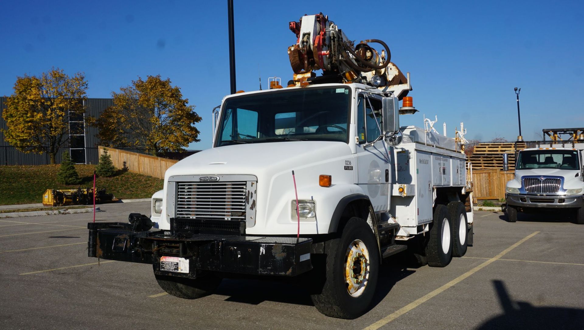 2002 ALTEC D945 BC DIGGER DERRICK, S/N 0302BA3375 MOUNTED ON 2002 FREIGHTLINER MODEL FL80 TRUCK W/ - Image 3 of 20