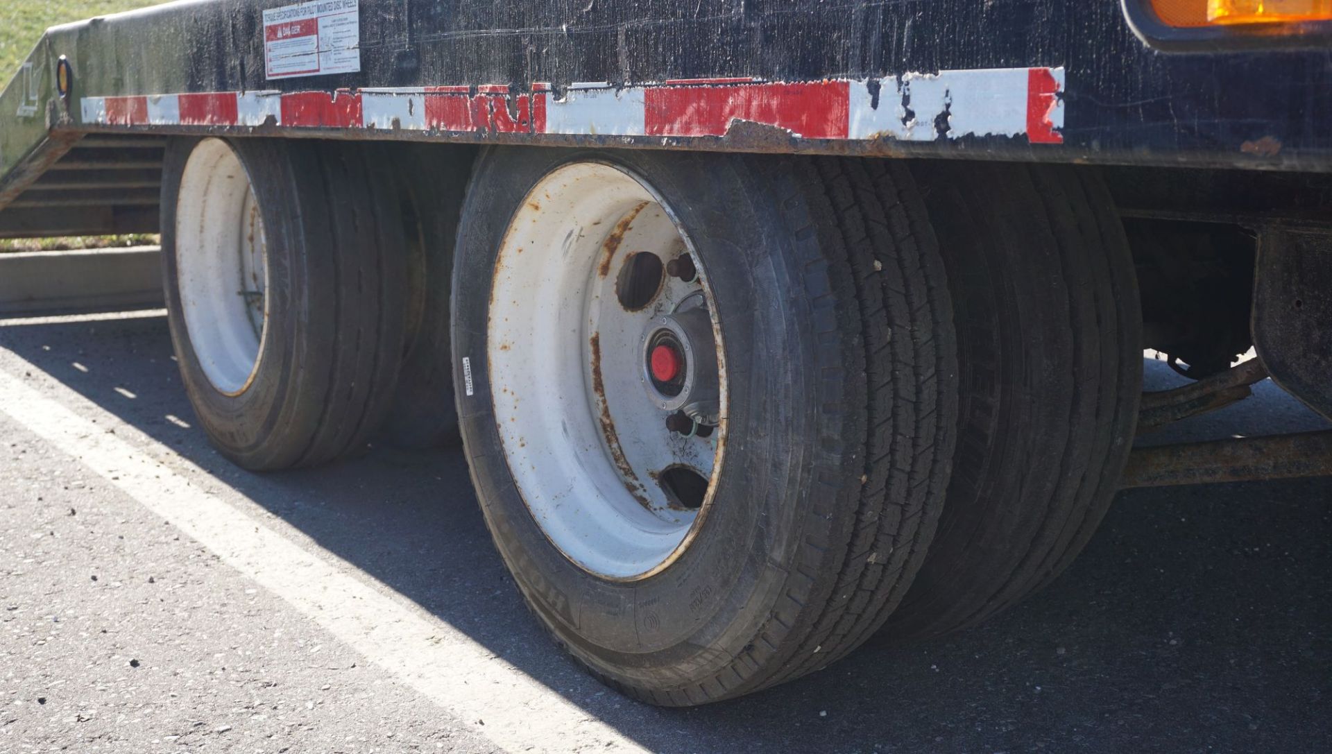 2016 LANDOLL MODEL L4024 TANDEM AXLE FLAT-DECK TAG TRAILER, 24' WOOD DECK, 40,000 LBS CAPACITY, - Image 8 of 25