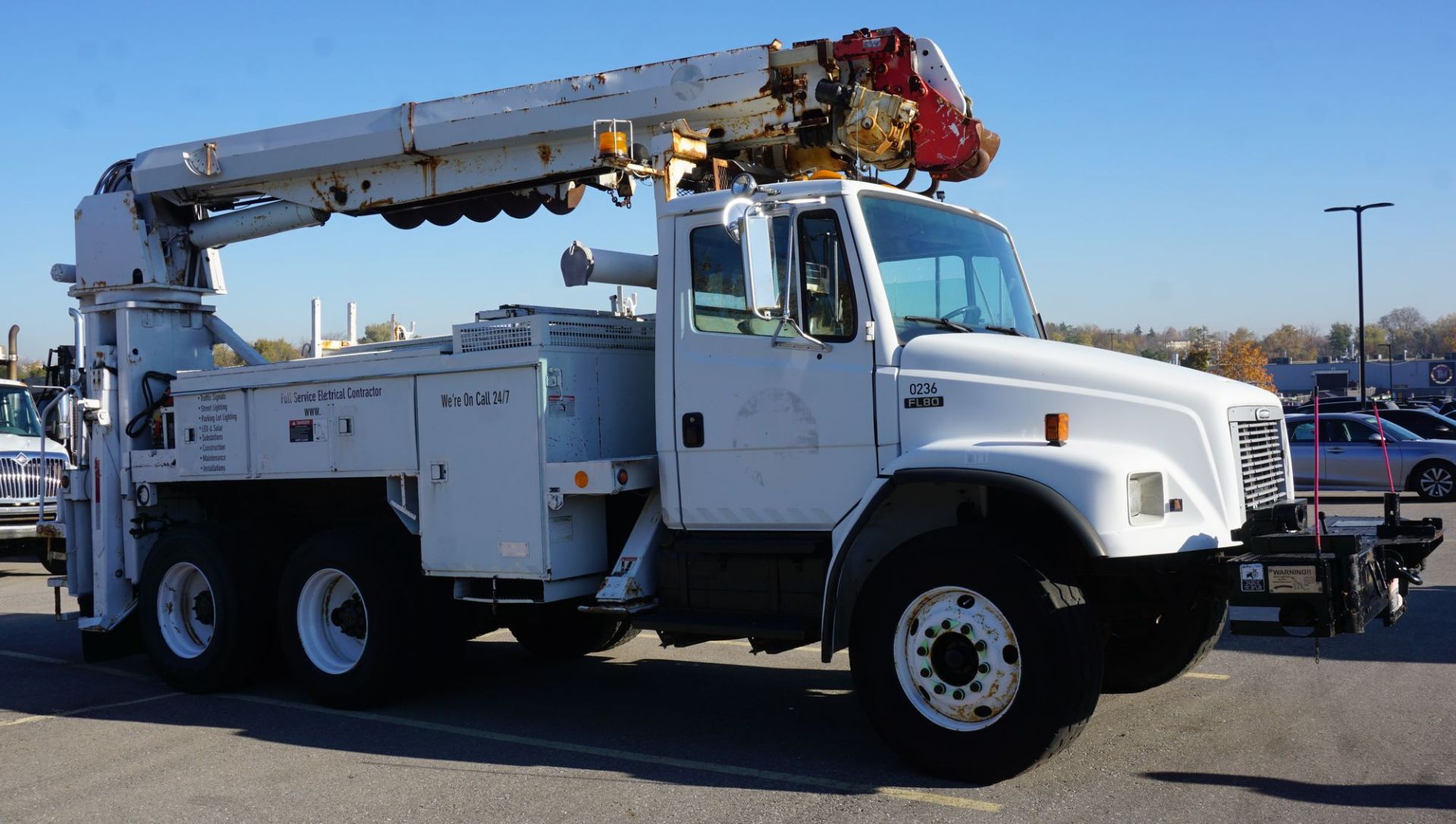 2002 ALTEC D945 BC DIGGER DERRICK, S/N 0302BA3375 MOUNTED ON 2002 FREIGHTLINER MODEL FL80 TRUCK W/ - Image 4 of 20