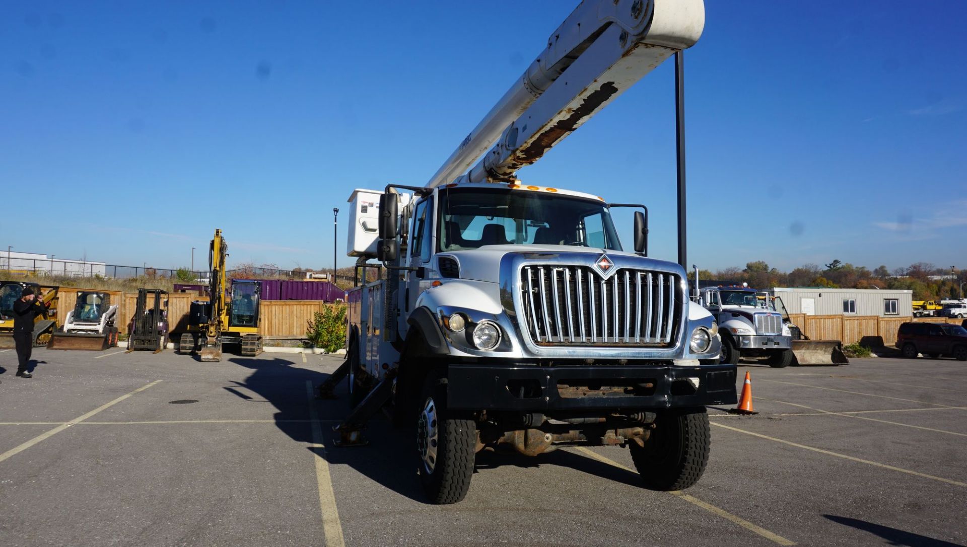 2012 ALTEC MODEL AA755MH 60' BOOM 700LBS CAPACITY, S/N 0711BZ6519 MOUNTED ON 2012 INTERNATIONAL - Image 5 of 16