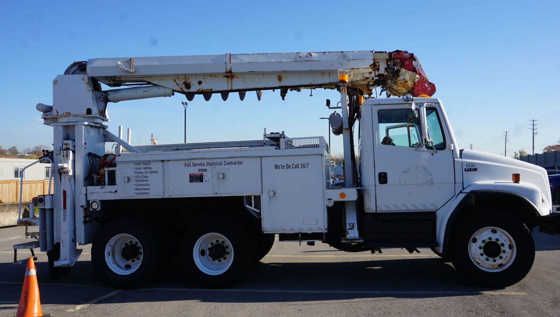 2002 ALTEC D945 BC DIGGER DERRICK, S/N 0302BA3375 MOUNTED ON 2002 FREIGHTLINER MODEL FL80 TRUCK W/ - Image 5 of 20