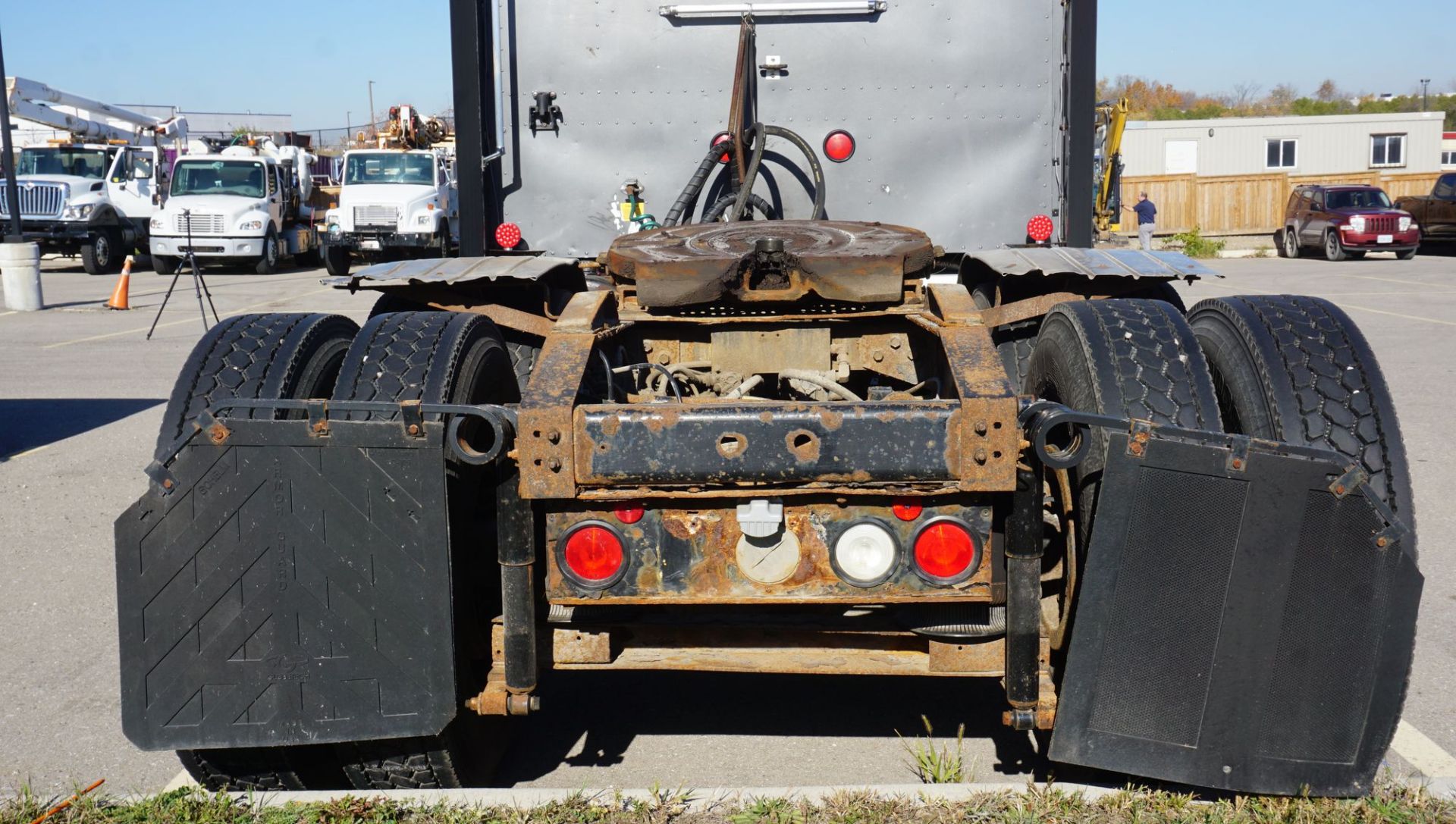 1999 INTERNATIONAL MODEL 9300 CONVENTIONAL CAB W/ SLEEPER C/W CUMMINS MODEL N14 14.0L DIESEL ENGINE, - Image 7 of 20