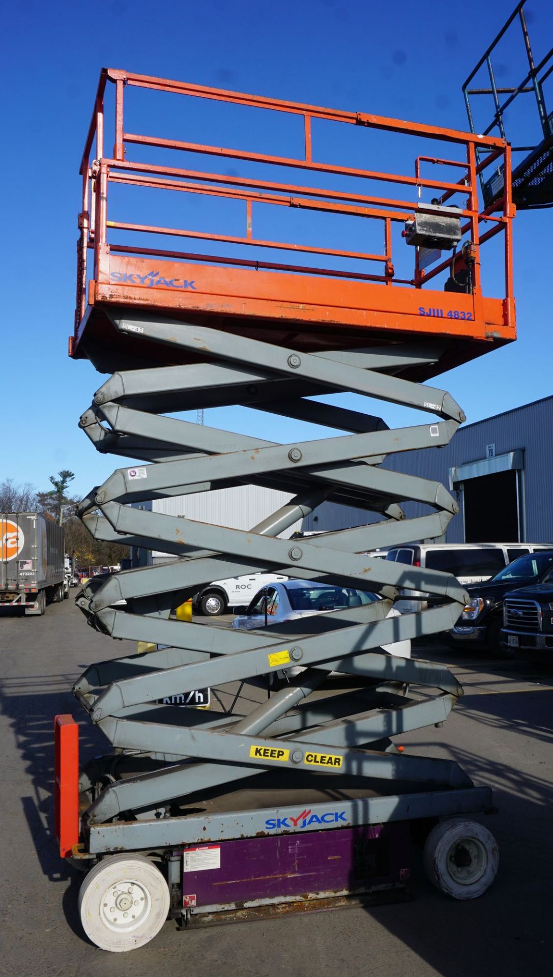 2002 SKYJACK MODEL SJIII-4832 SCISSOR LIFT, 32' MAX PLATFORM HEIGHT, 38' MAX WORKING HEIGHT, - Image 2 of 7