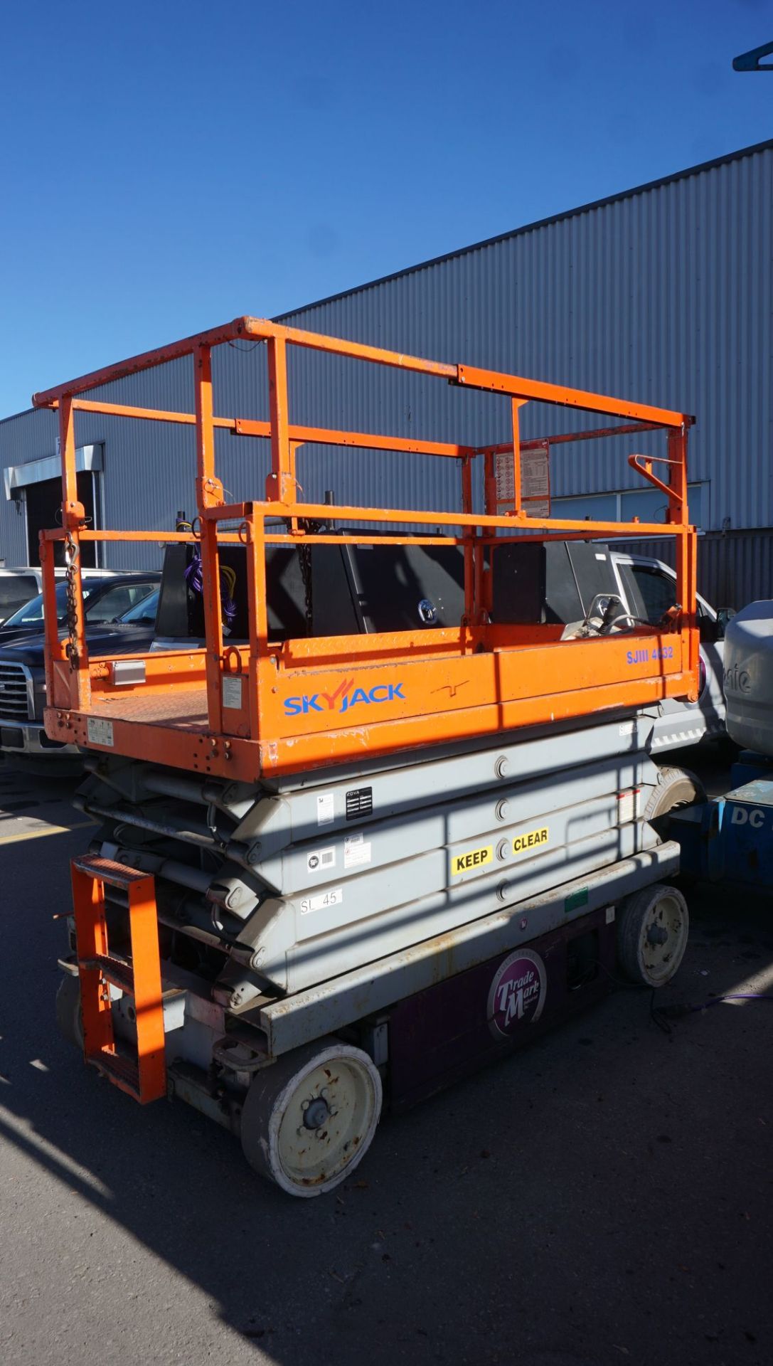 2005 SKYJACK MODEL SJIII-4632 SCISSOR LIFT, 32' MAX PLATFORM HEIGHT, 38' MAX WORKING HEIGHT,