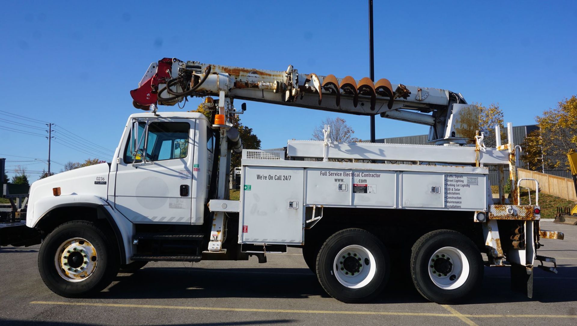 2002 ALTEC D945 BC DIGGER DERRICK, S/N 0302BA3375 MOUNTED ON 2002 FREIGHTLINER MODEL FL80 TRUCK W/